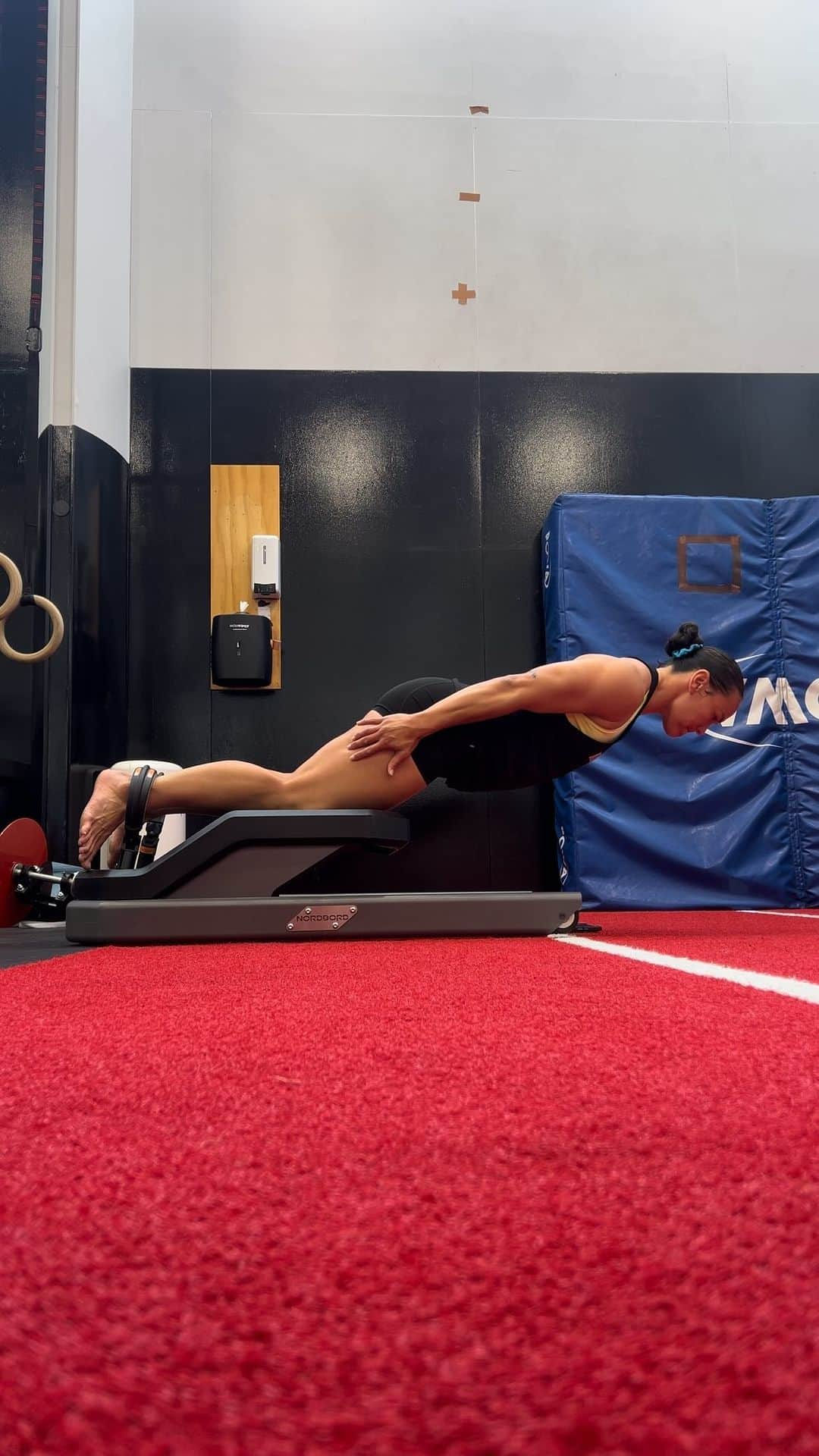 ポーシャ・ウッドマンのインスタグラム：「Last gym sesh for the week… feature training with our young guns 🤣」