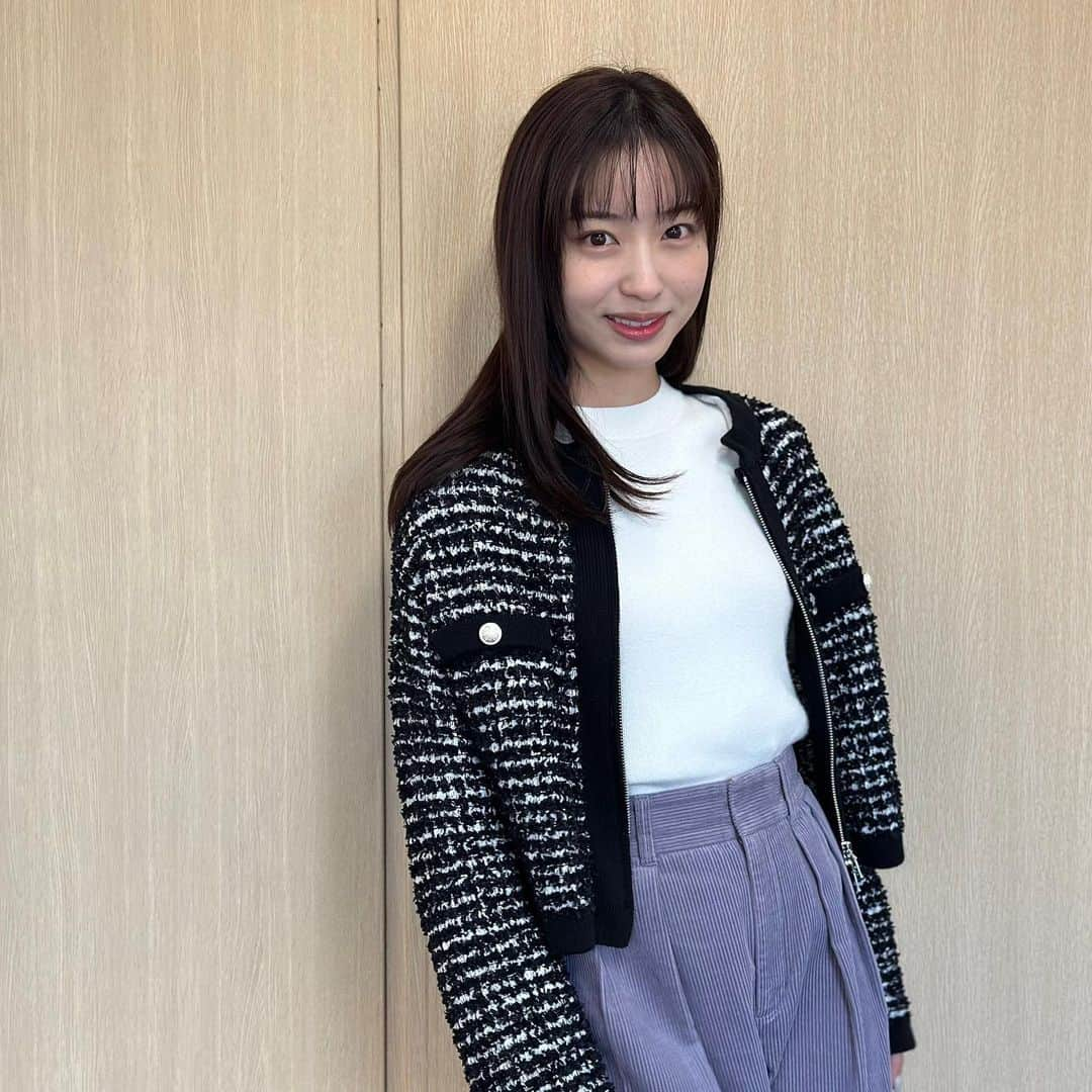 フジテレビ「めざましテレビ」さんのインスタグラム写真 - (フジテレビ「めざましテレビ」Instagram)「ファッション雑誌CanCamとコラボした お天気コーナー「きょう何着て行く？」 林佑香の毎日のコーデを紹介♪  11月16日（木）  【今日のコーデ】 🌟ジャケット☞ @collage.official １万8700円 🌟ニット☞ @resexxy_official 6600円 🌟パンツ☞ @gu_for_all_ 2990円 🌟靴☞ @kanematsu_official ３万800円  🌟イヤリング☞ @abiste_official 　6300円  【コーデのポイント】 ツイード見えするミックスニットジャケットと、表情豊かなコーデュロイパンツ👖 質感で今っぽさを加えた着こなしが、おしゃれ気分を高めてくれます。白ニットを挟むことで、存在感のある生地同士もまとまりよく見えます。       #めざましテレビ #きょう何着て行く？ #林佑香 #今日のコーデ #コーデ #CanCam #今日のファッション#ootd #きょう何着て行く？は月〜金朝6時22分ごろ放送📺 #ゆかちゃん #きれいめコーデ #きれいめカジュアル #大人コーデ #秋コーデ #オフィスカジュアル #上品コーデ #アナウンサー衣装」11月17日 14時44分 - mezamashi.tv