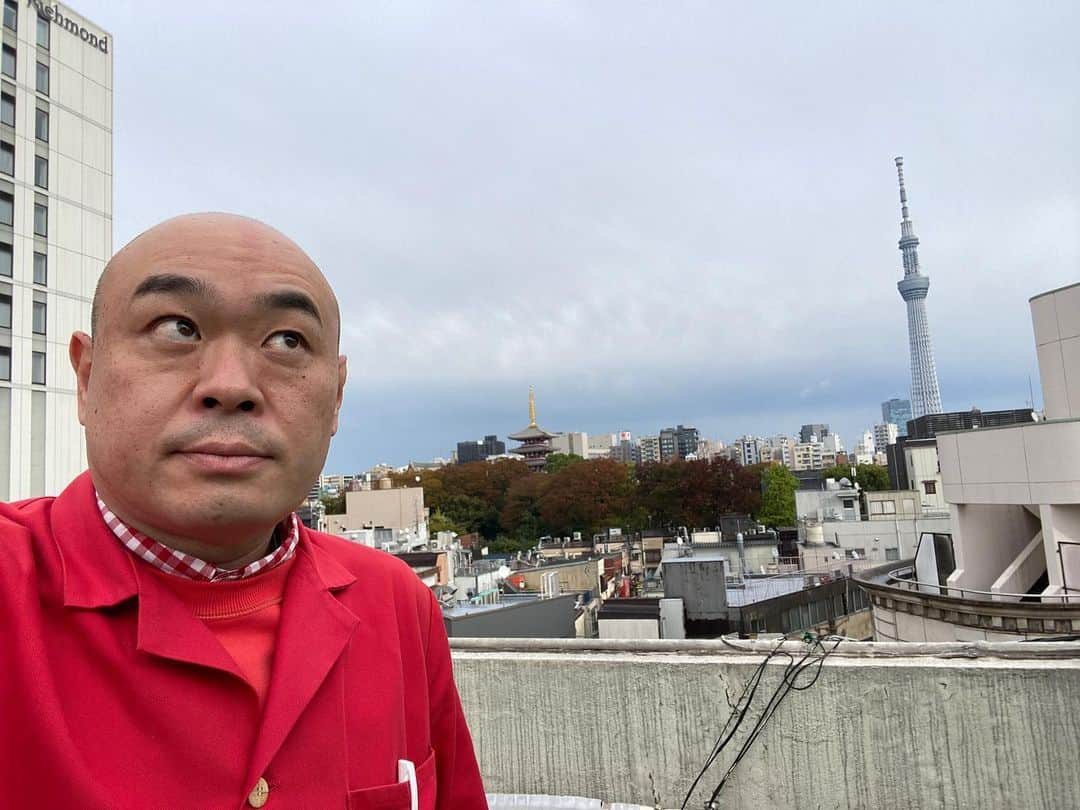 かねきよ勝則のインスタグラム：「浅草東洋館出番。  浅草は雨から曇りへ☔️☁️  今日は高校生の団体さんが大勢いました。 楽しんでくれたかな？？  次の出番は明日14:00から。  #浅草東洋館 #漫才協会 #新宿カウボーイ #かねきよ」