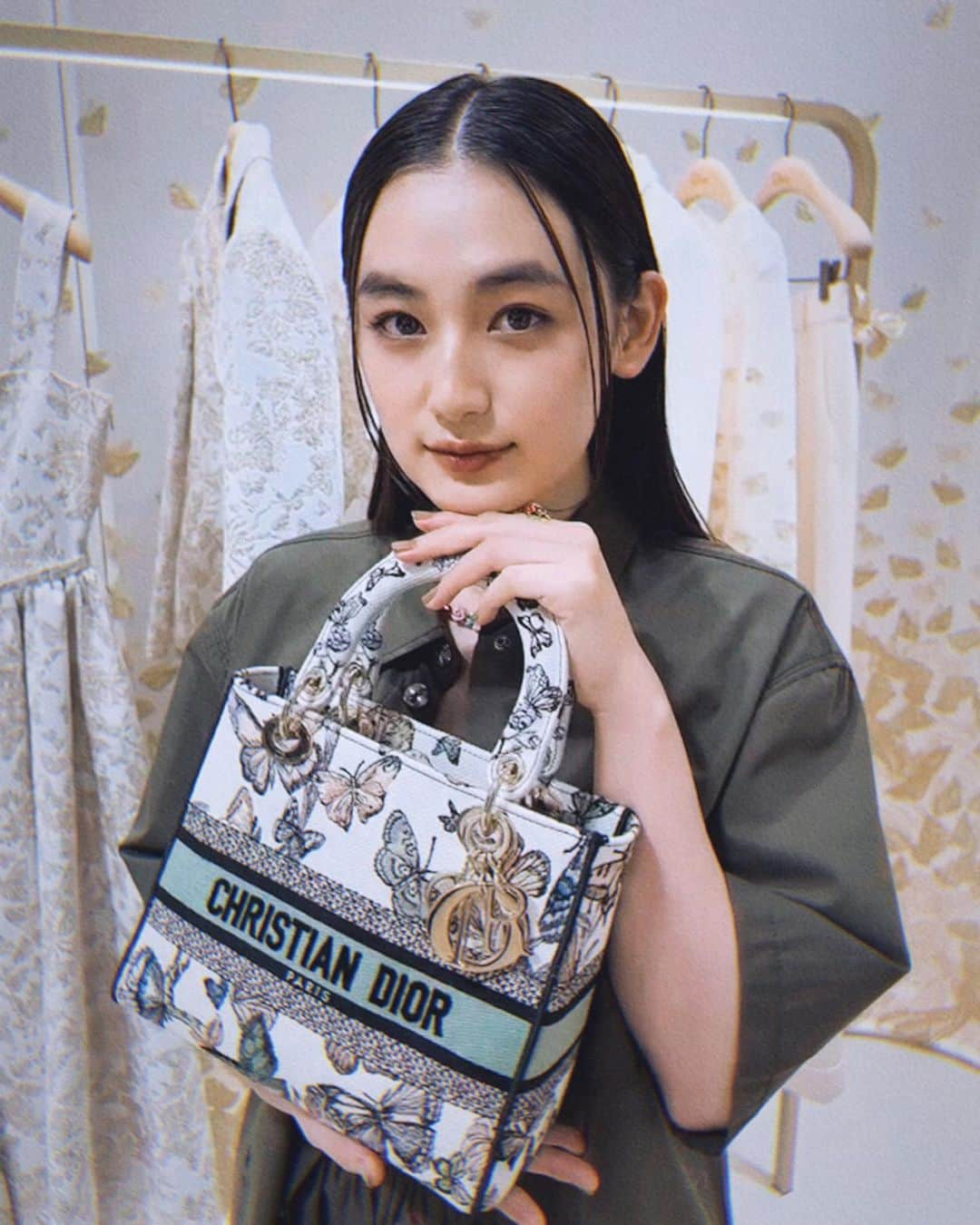 八木莉可子のインスタグラム：「🦋👜✨  @dior  #DiorCruise #ディオールホリデーポップアップ #ディオールファインジュエリー #SupportedByDior」