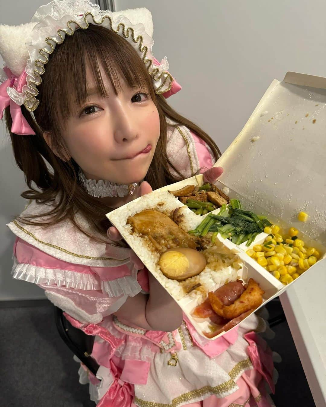 もえのあずきさんのインスタグラム写真 - (もえのあずきInstagram)「台湾でお弁当いっぱいあって食べ放題やった🤤 #もえあず#大食いアイドル #萌梓#大胃王」11月17日 14時48分 - moeazukitty