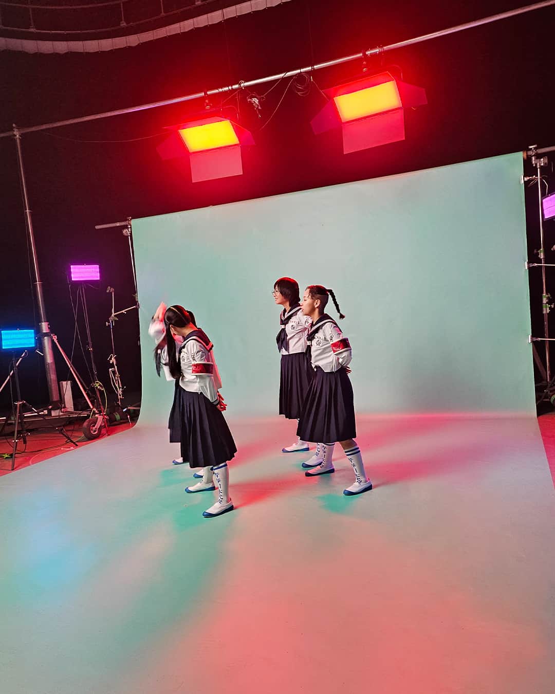 Galaxy Mobile Japanのインスタグラム：「#GalaxyZFlip5x新しい学校のリーダーズ の動画撮影時に、@japan_leaders のメンバーたちが #GalaxyZFlip5 で撮った写真を大公開💜  カメラが回っていない時の、4人の個性あふれる姿は必見です👀  Samsung Japan公式YouTubeではメイキング映像も公開中！ ぜひこちらもお見逃しなく！  #JoinTheFlipSide #Samsung」