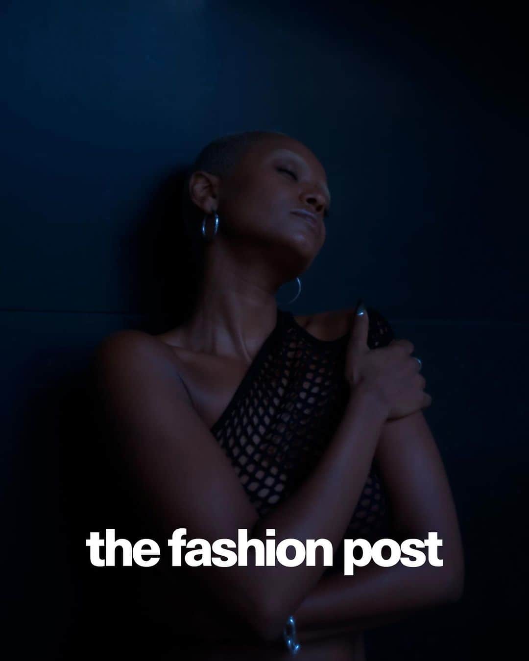 The Fashion Postさんのインスタグラム写真 - (The Fashion PostInstagram)「#portraits Kelela  『「カルチャーが違っていても耳を傾けることを大切にして欲しい」ケレラから、世界に贈るレター』  2018年のサマーソニック出演以降、5年ぶりの来日となった KELELA (ケレラ)。デビューを飾った1st EP『Hallucinogen』(2015) に収録された「Rewind」は『New York Times (ニューヨーク・タイムズ)』紙の“これからの音楽の方向性を感じさせる25 曲”に選出。Bjork (ビョーク) がその才能に惚れ込んだのは有名な話だが、23秋冬の FERRAGAMO (フェラガモ) や COS (コス) のキャンペーンに起用されるなどファッションの世界でも心を鷲掴みにされる人が後を絶たない。  まさに新世代のアイコニックな女性アーティストともいうべき彼女は、ワシントン DC に生まれ、現在は LA を拠点とする 39歳。コロナ禍で巻き起こった ブラック・ライヴズ・マター (BLM) をきっかけに、しばしの休養を取りながら、彼女はひたすら自身のルーツと向き合っていたという。そうして発表されたアルバム『Raven』からひしひしと伝わってくるのは、あるひとつのメッセージ。実に正直で誠実な彼女が、今回のインタビューで最後には涙ながらに語った想いとは。  photography: Saki Yagi interview & text: Mami Chino  #TFP #TheFashionPost #kelela #ケレラ」11月17日 15時00分 - tfpjp