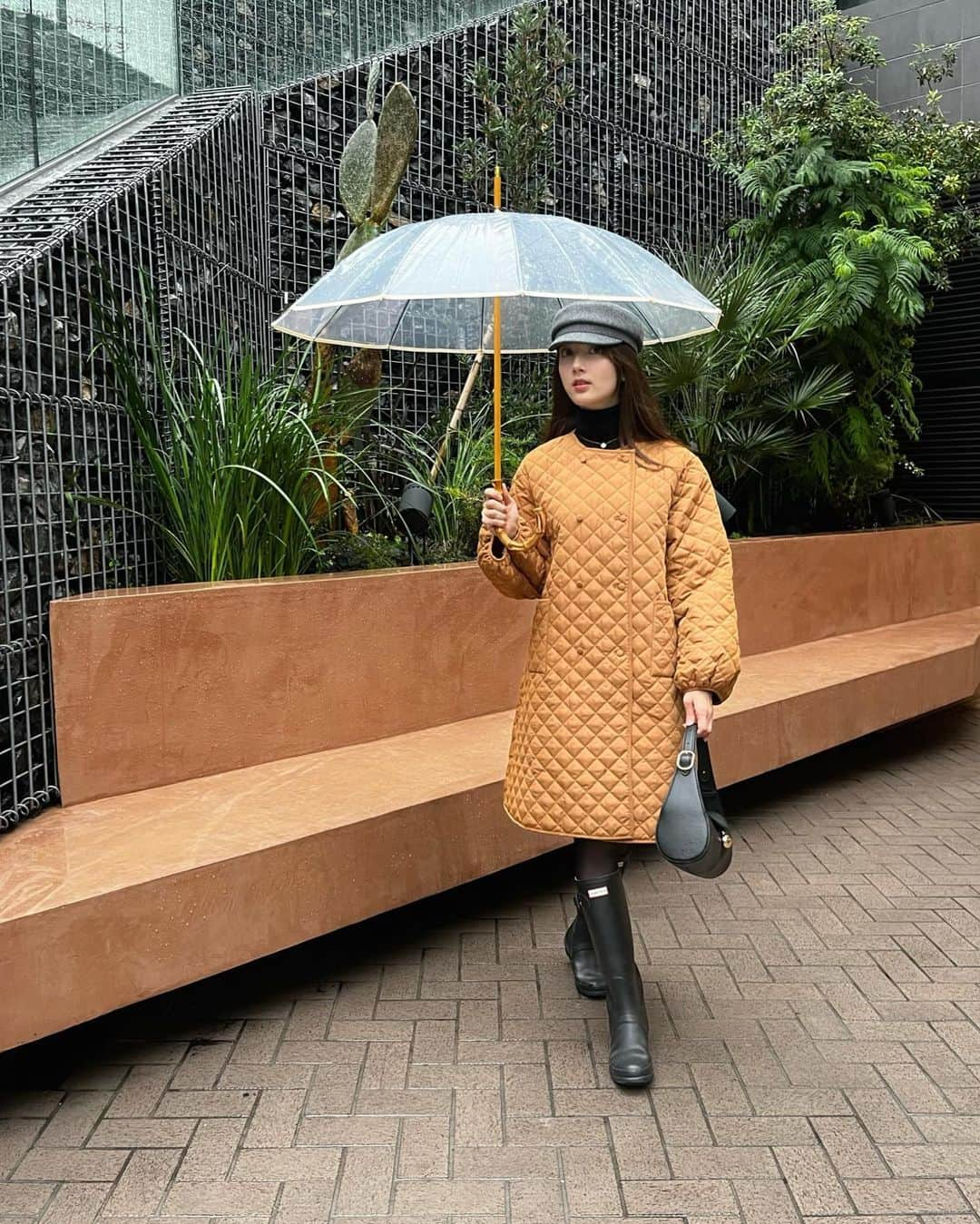 クリスティー麻里子のインスタグラム：「My rainy day outfit!! 🐌🌧️  .  Coat @lauir_official  Bag @cafune.official  Boots @hunterboots  Umbrella @traditionalweatherwear  Hat @hm  .  #ママコーデ #三児ママ #男の子ママ #今日のコーデ  #コーデ #大人カジュアル #大人カジュアルコーデ」