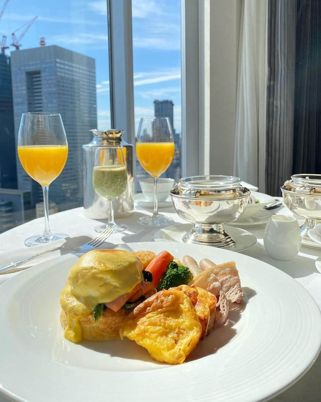 InterContinental Tokyo Bayさんのインスタグラム写真 - (InterContinental Tokyo BayInstagram)「. インルームダイニングでは、人気のエッグベネディクトとフレンチトーストをセットにした「デラックスブレックファスト」の販売をスタートしました。  フレッシュな野菜やフルーツをアレンジしたシェフ特製のヘルシージュースから始まり、フルーツ、ヨーグルト、ミニサラダをラインナップ。  ふわふわのフレンチトースト、エッグはシェフ特製オランデーズとともにお届けいたします。  東京湾岸の水辺の景色をご覧いただきながら、贅沢な一日のはじまりをお楽しみください。  #intercontinentaltokyobay  #ホテルインターコンチネンタル東京ベイ  #インターコンチネンタルホテル大阪  #インルームダイニング  #ルームサービス  #朝食 #breakfast #デラックスブレックファスト  #エッグベネディクト #フレンチトースト #フレッシュジュース #ヘルシージュース  #シェフ特製  #海が見えるホテル  #レインボーブリッジ #ベイビュー #隅田川 #リバービュー  #rainbowbridge #sumidariver  #eggbenedict #frenchtoast」11月17日 14時52分 - intercontitokyobay