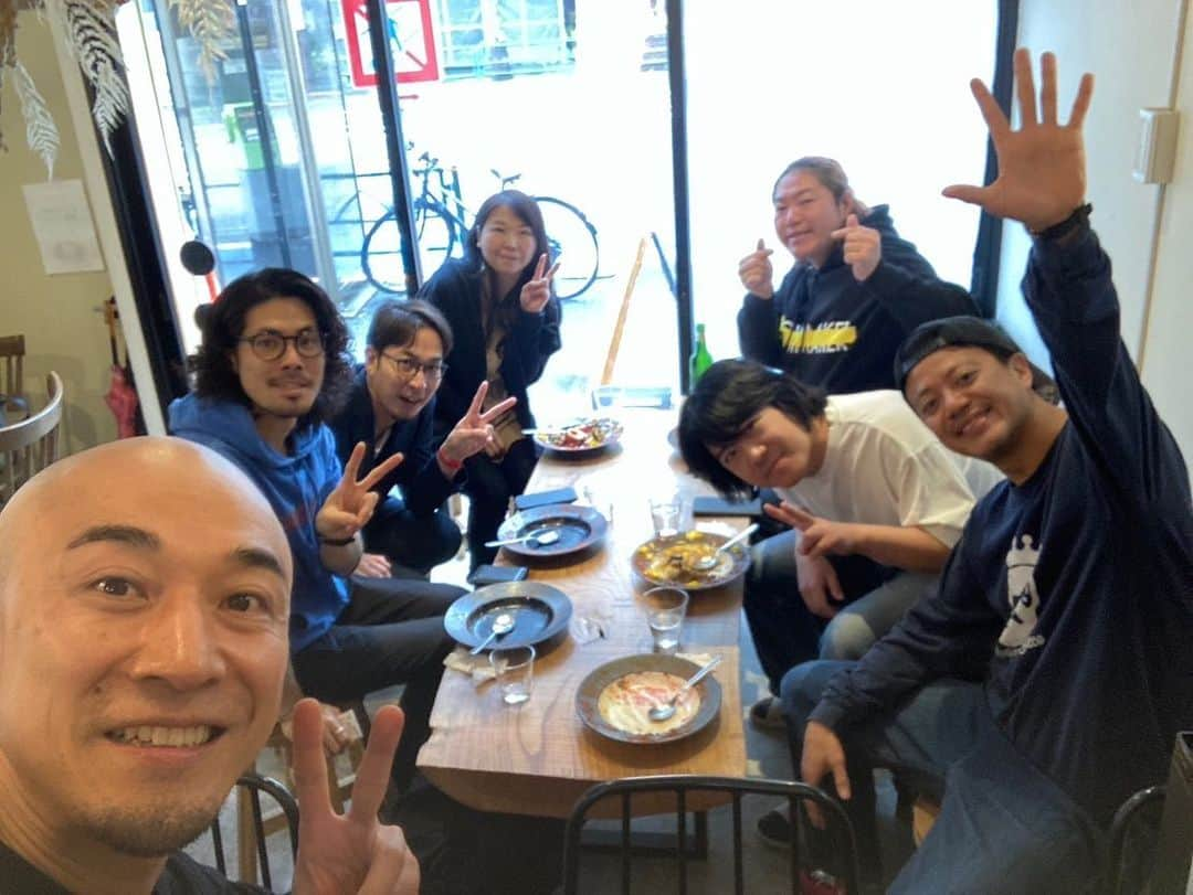 佐藤太一郎のインスタグラム：「今日は浅草でランチ。 昼間は宣伝活動で走り回っています。 スマイルスパイスでカレーを食べて、ASAGE CAFEでケーキセット。 一緒にランチをしたメンバーが、11/19の舞台『誘拐』を観に来てくれることに。 嬉しいなー。 残り64席！ まだ予約されてない方は、お早めにDMでお名前と枚数をご連絡下さい。  【公演情報】 吉本新喜劇 佐藤太一郎企画その２６ 『誘拐』  作：中野守 演出：木村淳  【日時】 2023年11月19日(日) 19:30開場 20:00開演  【会場】 ルミネtheよしもと  【料金】 前売・当日 4500円  【キャスト】 佐藤太一郎 山崎真実 松井勇歩 北代祐太 山本誠大 清井咲希」