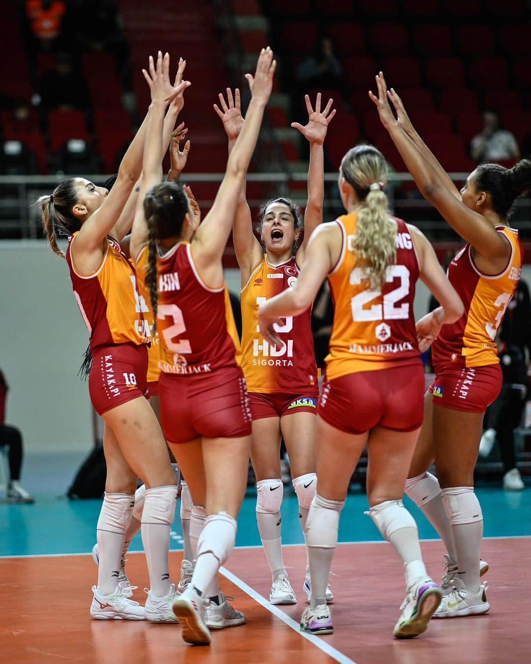 ガラタサライSKのインスタグラム：「Günaydın #Galatasaray Ailesi」