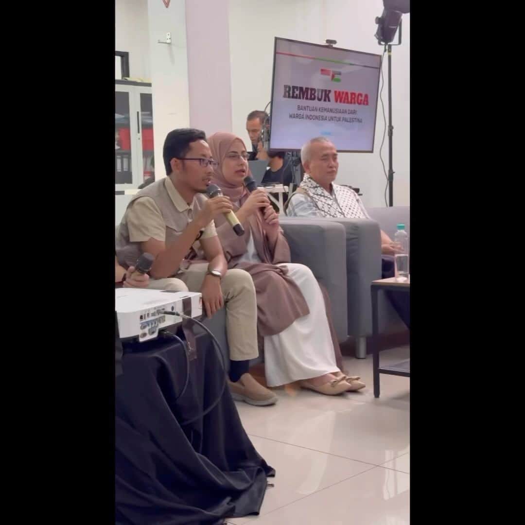 のインスタグラム：「Mengenai permasalahan yang kini berada di bumi Palestina, merupakan suatu perkara yang telah ada di dalam kitab suci Al-Qur’an. Allah telah mengatur sedemikian rupa bahwa turunan dari Bani Israil akan melakukan kerusakan untuk kedua kalinya di bumi tersebut. Sehingga, apa yang sedang terjadi sekarang ini merupakan bukti nyata kebenaran dari firman Allah Subhanahu Wa Ta’ala itu.  Allah Subhanahu Wa Ta’ala berfirman, وَقَضَيْنَا إِلَىٰ بَنِي إِسْرَائِيلَ فِي الْكِتَابِ  لَتُفْسِدُنَّ فِي الْأَرْضِ مَرَّتَيْنِ وَلَتَعْلُنَّ عُلُوًّا كَبِيرًا   “Dan telah Kami tetapkan terhadap Bani Israel dalam kitab itu: “Sesungguhnya kamu akan membuat kerusakan di muka bumi ini dua kali dan pasti kamu akan menyombongkan diri dengan kesombongan yang besar.”(QS. Al-Israa’: 4).  Suarakanlah pada seluruh dunia.. berisiklah terus sampai Palestina merdeka.. ini bukan lagi hanya tentang agama yg kita anut.. ini masalah kemanusiaan dan hati nurani.. sedih sekali mendengar cerita2 langsung dari mereka yg ada dan menyaksikan kejadian disana😭😭😭  #freepalestine🇵🇸」