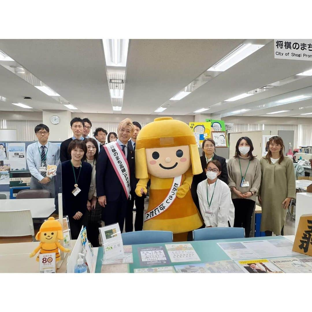 つるの剛士さんのインスタグラム写真 - (つるの剛士Instagram)「僕が育った街、将棋を覚えた街、高槻。 第二の故郷高槻にいよいよ移設、来年完成する新関西将棋会館。 なんと奇跡の巡り合わせ！  先程、濱田剛史高槻市長より 『#将棋のまち高槻PR大使』の任命受け賜りました。  関西将棋の新拠点、将棋の聖地 "#将棋のまち高槻"。 微力ではありますが盛り上げていきたいと思います✨  #将棋の日　#将棋 #高槻市 @takatsukicity_official  #ふるさと納税型クラウドファンディング #関西将棋会館建設プロジェクト　  #振り飛車党に清き一票を的なポスター #高槻の仲間たちビックリせんどってなあ  我が街 #藤沢市 といつか将棋の交流を✨🤭✨ #ふじきゅん と#はにたん の握手🤝がみたい！」11月17日 14時57分 - takeshi__tsuruno