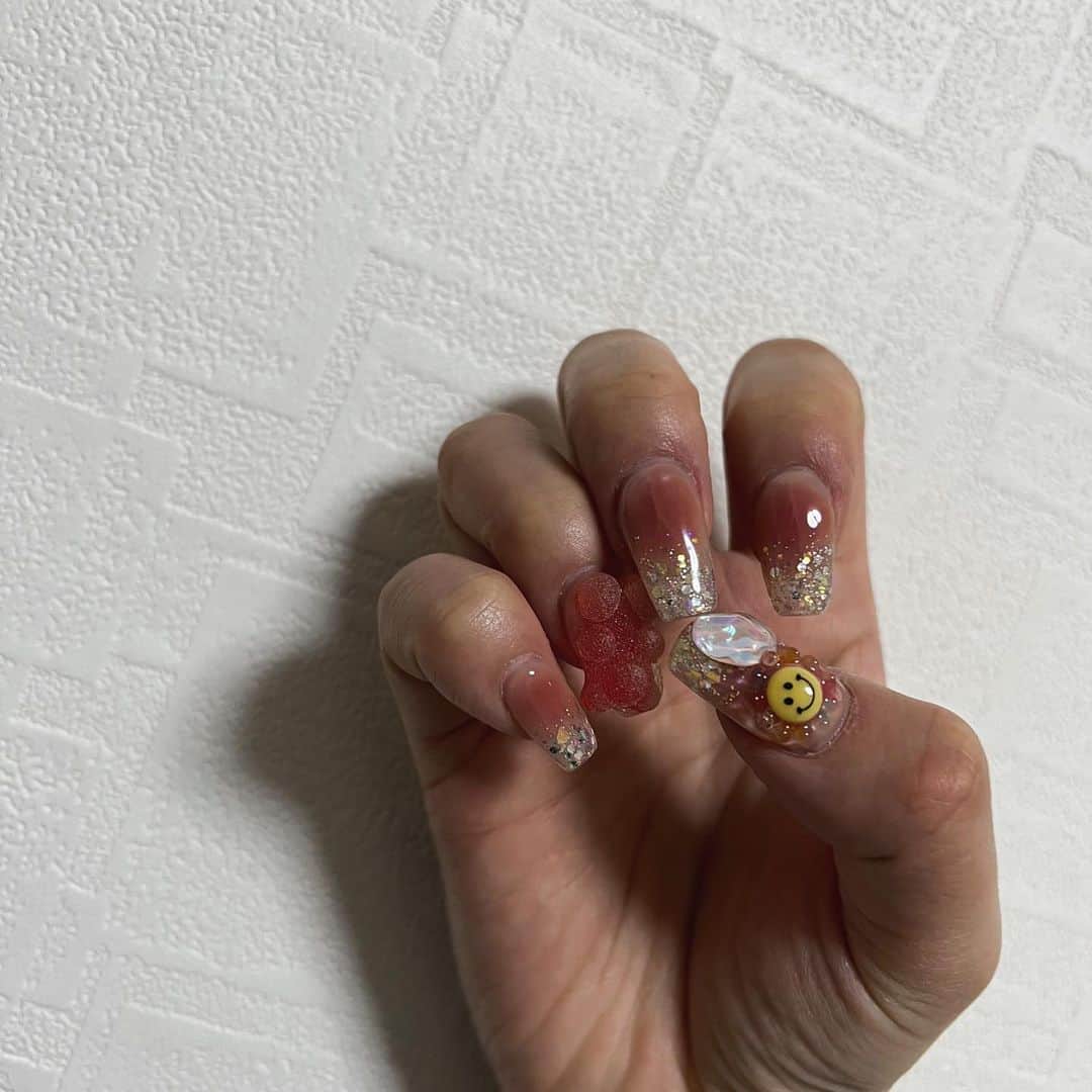 青山明香里のインスタグラム：「今回はシンプルに(私の中で)  お菓子を指に乗せてみました🤎  本当に何年もありがとうございます🤎 神プロ @sty_nail」