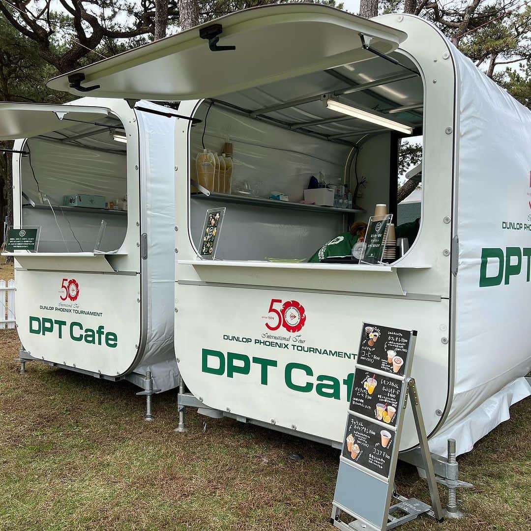 のインスタグラム：「「ダンロップフェニックストーナメント」  パッティンググリーン付近にある「#DPTカフェ 」では大会期間中、ご自身のSNSで「#DPT」をつけてDPTカフェのメニューを投稿すると、お一人様1日1回限定で2杯目のドリンクが100円引き😮  どれも美味しそうなメニューばかりなので、ぜひ観戦の合間に利用してみてはいかがでしょうか☕️  @dunlop_phoenix  #jgto  #golftournament  #男子ゴルフ #ダンロップフェニックストーナメント #ダンロップ #dpt #フェニックスカントリークラブ #DPTカフェ」