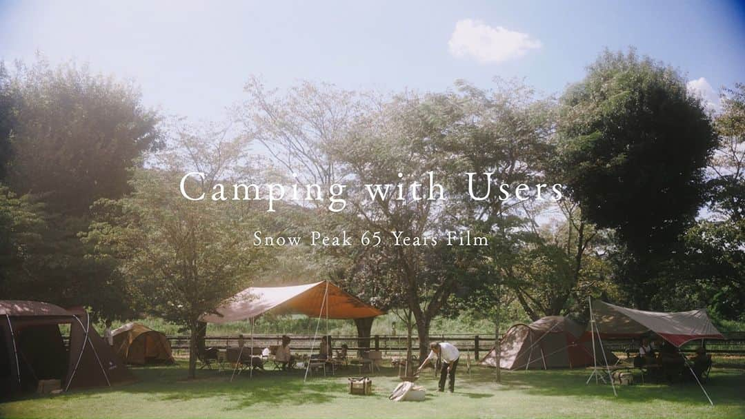 Snow Peakのインスタグラム：「【Snow Peak 65 Years Film】Camping with Users｜Episode.4「世代を超えて深く思い合える関係。」  65年の軌跡は、ユーザーのみなさまとのかけがえのない絆の証。  スノーピークのスタッフは、ユーザーとキャンパーとしてつながっています。 これまでの月日の中で数多に紡がれてきた、肩書きを越えた温かなつながりをシリーズでご紹介します。  最終回となる今回は、スタッフ植竹と、ユーザーの長濱博之さん・ヒロ子さんにインタビューさせていただきました。  #snowpeak #snowpeak65yearsanniversary #landlock #スノーピーク #デュオキャンプ #ファミリーキャンプ #ランドロック」