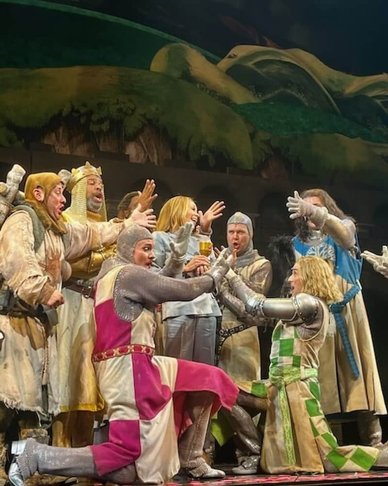 ヴァネッサ・ウィリアムスさんのインスタグラム写真 - (ヴァネッサ・ウィリアムスInstagram)「Oh what an opening night at @spamalotbway 👑 Hilarious cast with its side splitting humor from beginning to end …and at the end I got chosen to get my own grail 🏆 by my favs that I adore @michaelurielikesit @jmiglehart @lesliekritzer」11月17日 15時04分 - vanessawilliamsofficial