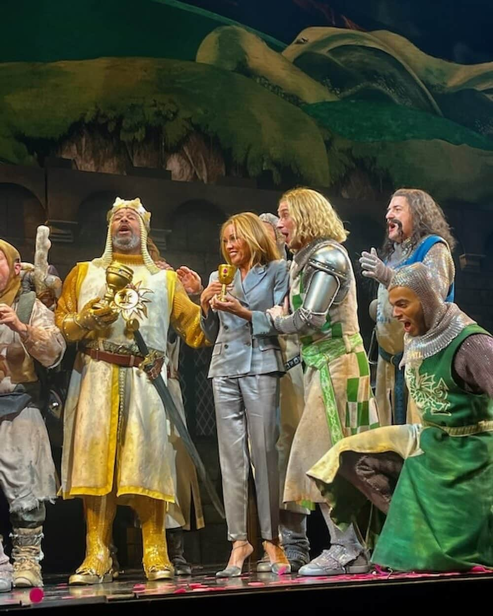 ヴァネッサ・ウィリアムスさんのインスタグラム写真 - (ヴァネッサ・ウィリアムスInstagram)「Oh what an opening night at @spamalotbway 👑 Hilarious cast with its side splitting humor from beginning to end …and at the end I got chosen to get my own grail 🏆 by my favs that I adore @michaelurielikesit @jmiglehart @lesliekritzer」11月17日 15時04分 - vanessawilliamsofficial