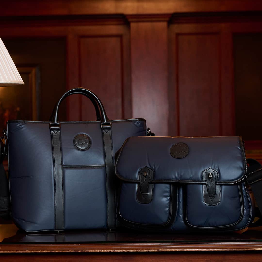ブルックス ブラザーズのインスタグラム：「11月18日(土)、Brooks Brothers ✕ HUNTING WORLD コラボレートバッグ第二弾が発売いたします。  今回ローンチするモデルは、「ハンティング・ワールド」 @huntingworld_official を代表するシリーズ“バチューサーパス”のアイコンであるキャリーオールと、トートの2型。  「ブルックス ブラザーズ」のブレザーを想起させるネイビーカラーに、ブラックレザーのトリミング。そして重厚感のあるメタルパーツのコンビネーションが、シックでエレガントな表情をつくり上げています。  ■発売日：11月18日(土)  　※11月15日(水)よりの伊勢丹新宿店メンズ館 B1 ハンティング・ワールド POP–UPストアにて先行発売中  ■ラインアップ ・キャリーオール　/　¥214,500 (税込) ・2Wayトート　　/　¥220,000(税込) 　※数量限定、なくなり次第終了  【取扱い店舗】 ■ブルックス ブラザーズ ・ブルックス ブラザーズ 表参道  ■ハンティング・ワールド ・オンラインストア ・全国のハンティング・ワールド店舗 ※一部取り扱い無し  ■ハンティング・ワールド POP-UPストア ・伊勢丹新宿店　メンズ館 地下1階 11月15日(水)→21日(火)　  ・阪急メンズ東京　B1F　BASE B1 11月22日(水)→28日(火)  ・阪急メンズ大阪　1階ステージ2 11月22日(水)→28日(火)  ※〈ハンティング・ワールド〉のお取り扱いについて、詳しくはハンティング・ワールド公式オンラインストアをご覧ください。  #BrooksBrothers #ブルックスブラザーズ #huntingworldnyc #huntingwold #ハンティングワールド #トラッド＃アメトラ #キャリーオール #carryall #トートバッグ #totebag」