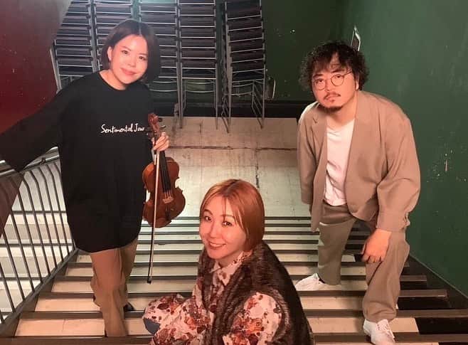 土岐麻子のインスタグラム：「Sentimental Journeyツアー、広島・梅田・名古屋まで終了！  こんなにいいってことある？というくらいいいギタリストの高木大丈夫さん（歌もよすぎ）。毎秒最高な選択の連続という感じ。  いつも挑戦していて、その姿勢がかっこよくて刺激をくれるバイオリンの西原史織さん。なんでもできるしいつも調和してくれる。  演奏したり話すたびにどんどん好きになっていくふたりと一緒にツアーできて嬉しい。  また、PAや制作、マネジメントチームも頼もしくて、来週の仙台が楽しみ。 お近くの方はぜひ…！」