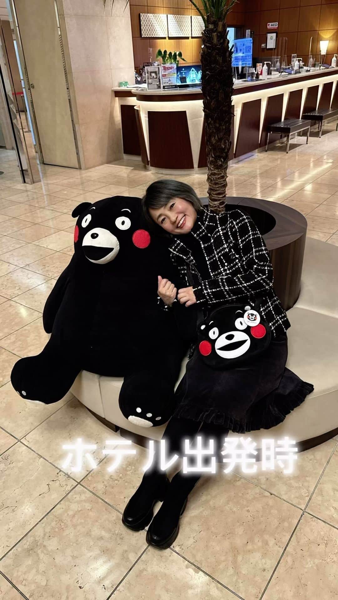 橋本志穂のインスタグラム：「くまモン好きなので、東京から くまモンのバッグを連れて行きましたが、 現地で可愛い帽子見つけてしまった❣️ ゴルフのキャップ、持ってくの忘れて どこかで買わなきゃなーって思ってたのですが〜 一緒に行ったオータキさんが 友達とお揃いで〜と プレゼントしてくれたのだー🥰  ホテルにもくまモンいるし、、 あっちにもこっちにもくまモンいて、熊本に来たよー❣️って テンションあがるねー 🥰  #熊本 #くまモン」