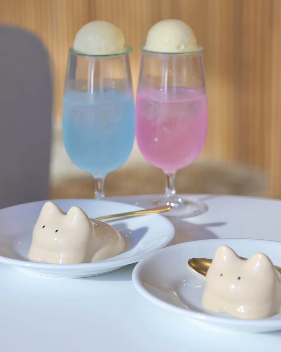 プリン王子さんのインスタグラム写真 - (プリン王子Instagram)「ぷるっぷるプリンがおいしいカフェの 新作○○プリン🍮 📖------------たのんだもの--------------- ねこプリン 870円（アールグレイ） ほろよいクリームソーダ 700円 ✂️----------------------------------------- 蔵前にあるおしゃれカフェmarbleさん ⁡ 今、韓国で大人気の プリンがたべられるよ！ ⁡ 🐈ねこプリン ねこプリンはとにかくぷるんぷるん！ 日によって色と味がちがうんだって😳 ⁡ 今回はアールグレイのねこだったんだけど アールグレイの茶葉の味わいが絶妙で ぷるつぷるむっちり食感がたまらん🤤 ⁡ あまさも上品なあまさで 他の日本のねこプリンよりも たべやすいししっかりおいしかった！ ⁡ かわいいクリームソーダは アルコールをつかったクリームソーダだけど お酒苦手なわしでもしっかりのめたよ✌︎ ⁡ ⁡ オールスタンディングカフェだったのに席が導入されて ますます人気になりそう！ ⁡ デートでもおひとり様カフェでも おすすめ！ ✂️-------------お店の情報----------------- 📌 marble 🚃蔵前駅から徒歩約8分 🏠アクセス 東京都台東区蔵前4-1-4 ⏰営業時間 12:00-19:00 🛌定休日  なし 📱店舗Instagram @marble_tokyo  ⁡ 🍮おすすめのプリンとグルメ情報を発信中！ 「自称」日本で1番絡みやすいプリン研究家 気になったら @takashi_iiii をフォローしてね！ ⁡ #東京グルメ #東京プリン #蔵前プリン #東京カフェ #プリン #カフェ巡り #蔵前カフェ #布丁 #焦糖布丁  #プリン好き #プリ活  #japanesefood  #japantrip  #japan #pudding #coffee #marble ⁡ ⁡ ⁡ ⁡」11月17日 15時07分 - takashi_iiii