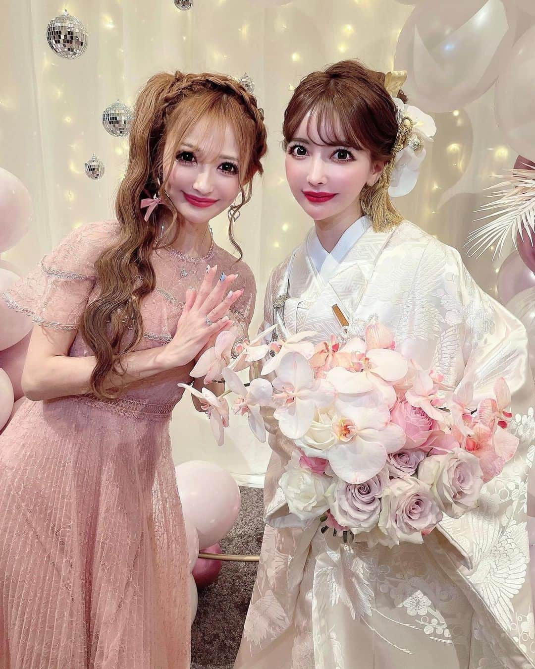 寿リリカさんのインスタグラム写真 - (寿リリカInstagram)「♡ ちかちゃん👰‍♀️Happy wedding💒🔔 ♡ 結婚おめでとう〜っ💓💗💓💗💓 めちゃ楽しみにしてた日が遂に❣️😍 幸せオーラ全開の最強にキラキラ美しい花嫁姿のちかちゃんが見れてうれしかったぁ🥹💓💓💓💓💓💖💖 ♡ ウエディングドレスもカラードレスも和装もぜーんぶ似合ってて可愛い花嫁ちかちゃんにうっとり👰‍♀️💓💖 ♡ リングドッグはぽんちゃん🐶💍ふりふりドレスのぽん姫の登場にきゅん🐶💓 当日は一日中雨だったのに、挙式中にだけやんでチャペルの屋根がオープンしてバルーンリリースできたの🎈❣️😍 ♡ ちか夫婦がゲストのみんなにサプライズを用意してくれていて、コスメブーケだったり、スープの中にハート型のにんじんが入ってたら当たりのゲームとか、ムービーに写真とメッセージを入れて流してくれたり、美味しいコース料理のおもてなしもありがとう😍💖🍽️ 会場中のお花やテーブルコーディネートも可愛くてちかちゃんのセンスが光ってた〜🤩⭐️✨✨ ♡ 素敵な旦那様との夫婦愛と、ちえちゃんとの双子愛と、とみかママとじーじばーばとの家族愛に溢れた温かい結婚式に参加させてもらえて幸せな気持ちにさせてくれてありがとう😍💗💗 ちかファミリーだいすき〜💖💖💖💖💖💖💖 ♡ #結婚式 #披露宴 #挙式 #結婚パーティー #ウエディング #白無垢 #happywedding #wedding」11月17日 15時14分 - ririkakotobuki