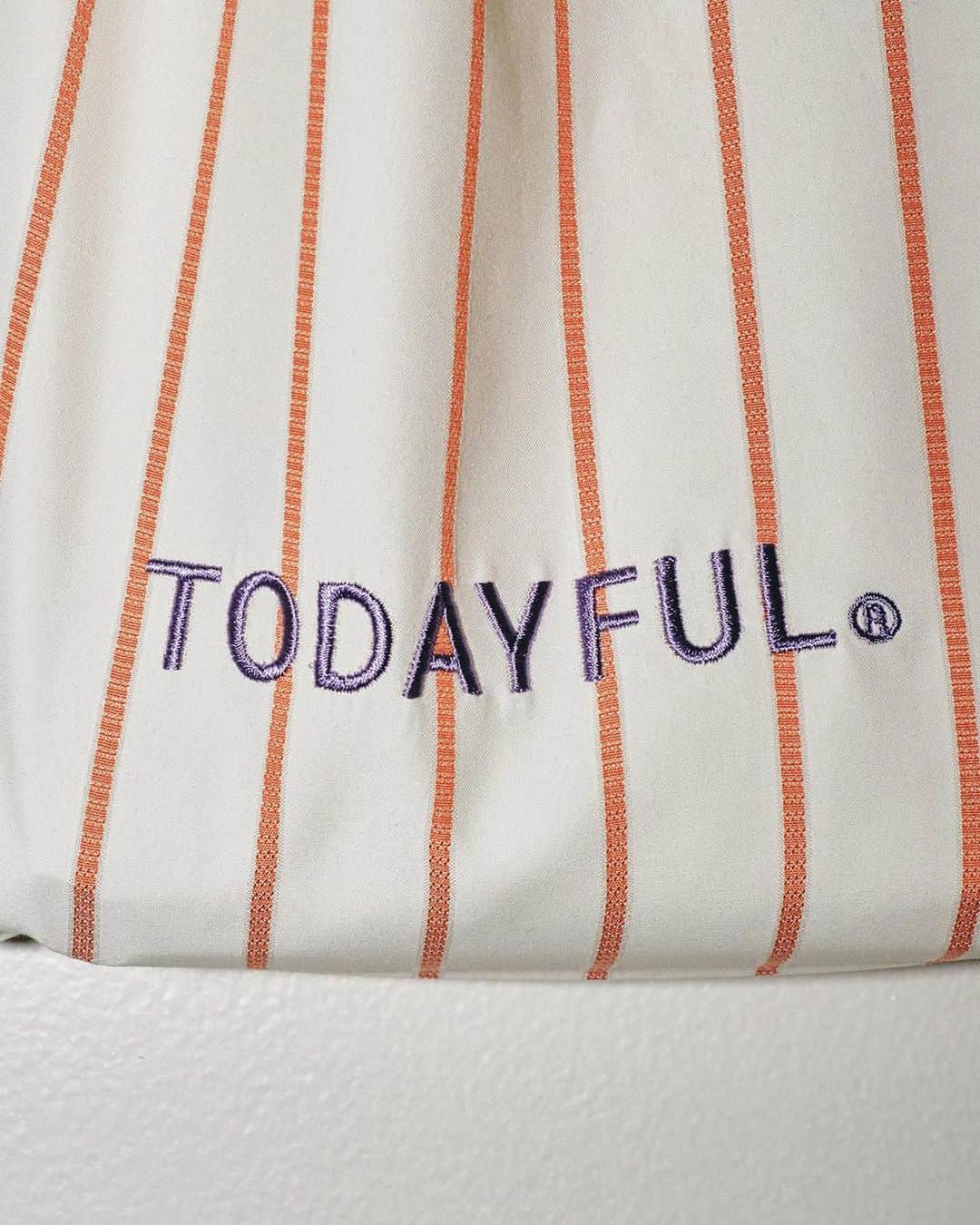 吉田怜香さんのインスタグラム写真 - (吉田怜香Instagram)「@todayful_ 🤍   10周年を記念したロゴ刺繍入り🪡トートを online storeにて本日20:00- （店舗は明日から）  お客さまへ感謝を気持ちをこめまして、 TODAYFULのオリジナルアイテムを 1点以上ご購入の方にプレゼントいたします🤝 決済画面にて好きな色をお選びいただけます🤍  5種類のストライプ生地に配色刺繍。 つくりながら色悩んだけど、 やった〜！ぜんぶ可愛いぞ〜！♡♡♡ 迷っちゃうね💭  ※なくなり次第終了となりますのでご了承下さい ※通常販売もしております ※詳しくはonlinestoreにて」11月17日 15時21分 - reikayoshida_