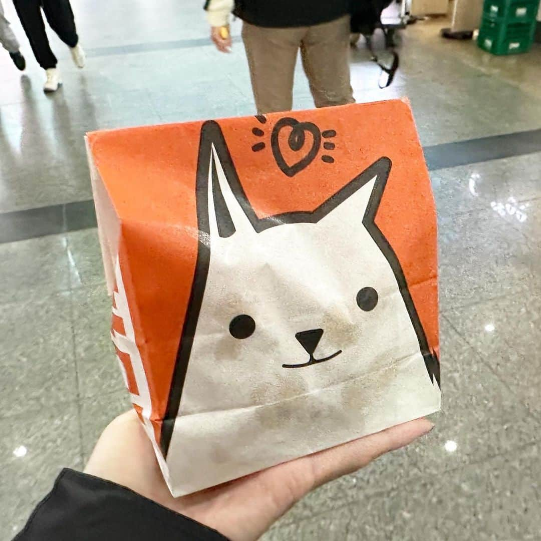 とぎもちさんのインスタグラム写真 - (とぎもちInstagram)「. 【龍山駅 🇰🇷 용산역】  龍山駅にある トリマンジュ（토리만쥬）！  どんぐり型のベビーカステラ 中はカスタードクリームとろぉり😍✨  一口サイズで 2歳の娘も食べやすい♪  保育園帰りに渡したら 爆食いしてた🤣💓  #トリマンジュ #龍山駅 #ヨンサン駅 #韓国 #韓国スイーツ #龍山駅グルメ #ドトリ饅頭 #토리만쥬 #도토리만쥬 #용산맛집 #용산역 #용산역맛집 #とぎもち龍山駅 #とぎもちトリマンジュ #とぎもちドトリ饅頭 #とぎもちどんぐり饅頭」11月17日 15時21分 - togistagram