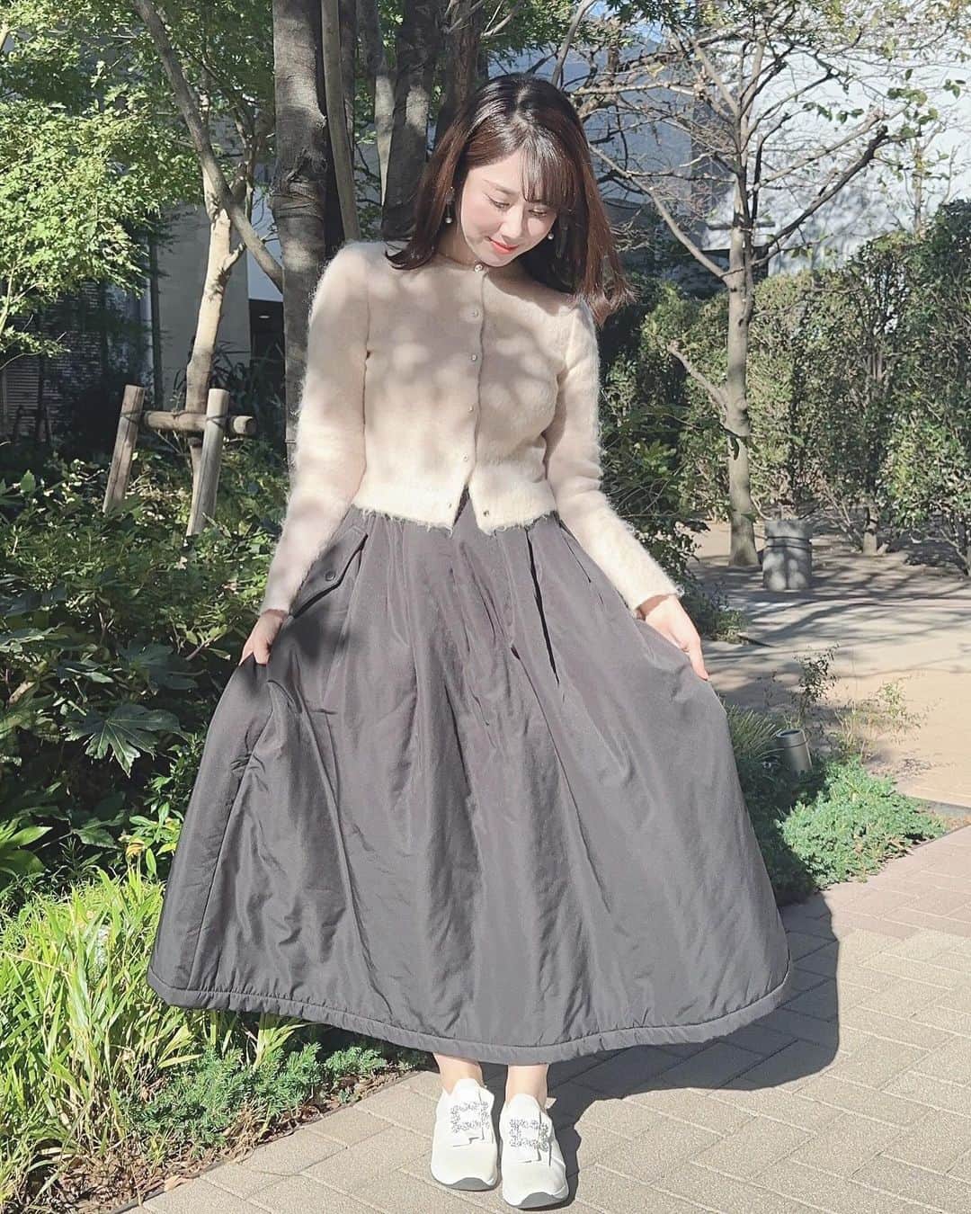 壽老麻衣さんのインスタグラム写真 - (壽老麻衣Instagram)「朝晩は寒いですがお昼ごろは過ごしやすい陽気の日が多いので、スニーカーを履いてよく散歩しています👟❤︎  さて先日、可愛いスカートが届きました✨ 横に付いているポケットとアクセサリーがポイントです💡(写真2枚目) とても暖かい生地だから、これからの季節大活躍してくれそうです☺️  🩷@celford_official  🖤 @mode_noble  👟ソウルにて購入🇰🇷  #PR #冬コーデ #sサイズコーデ」11月17日 15時22分 - maijuro