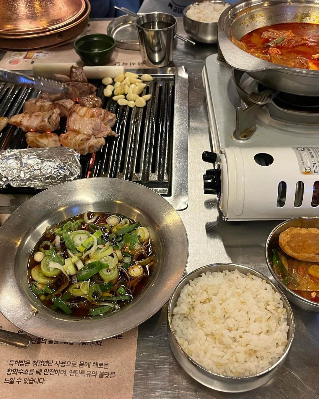荒井レイラさんのインスタグラム写真 - (荒井レイラInstagram)「⁡ サムギョプサル みなさんバジルを巻いて食べたことありますか？ これ、、ほんっとに美味しすぎて 今までサンチュしか巻いてこなかったことを後悔しました ⁡ 〆のラーメンも🍜最高 ⁡ #金豚食堂 #韓国 #ソウル #サムギョプサル」11月17日 15時29分 - reira_arai_off