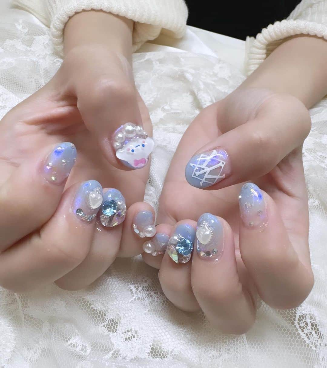 服部彩香のインスタグラム：「.*･ﾟ　.ﾟ･*. .  nail.*･ﾟ　.ﾟ･*.  #knockknock  #シナモン #シナモンネイル #冬ネイル #きらきらネイル #ブルーネイル #グラデーションネイル #ネイル #KK」