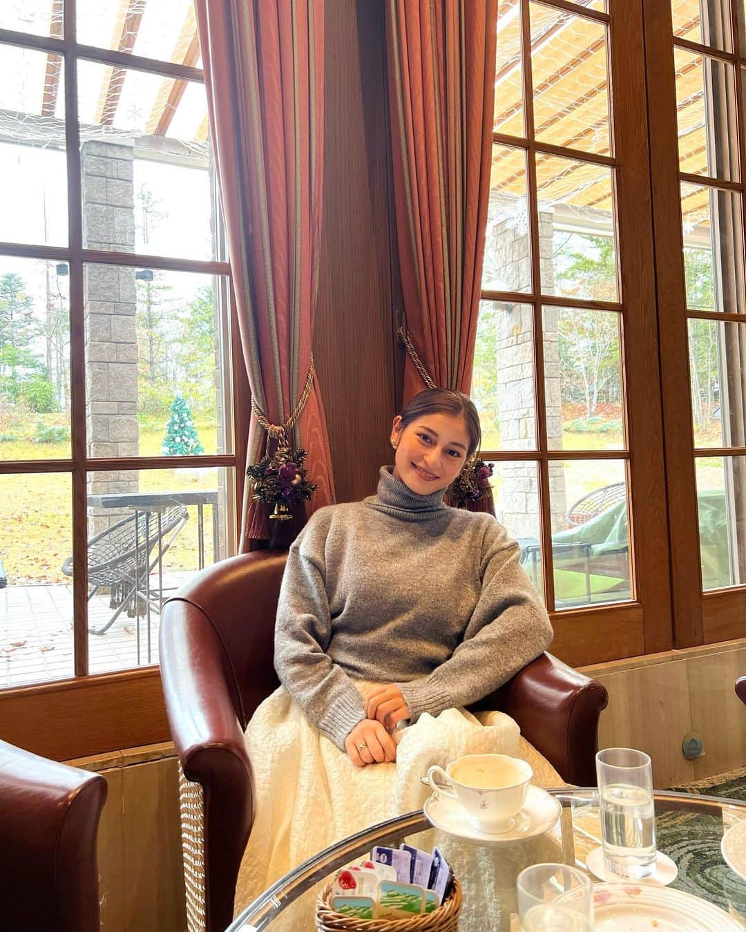 瀧澤あすみのインスタグラム：「ラウンジがクリスマス仕様に変わっていて可愛かった～🎄  着ているのは、@libjoie のコルセットシルエットワンピース🤍  夏は1枚で、冬はウールのカーディガンやニットを合わせればスカートとしても使えるお気に入り✨」