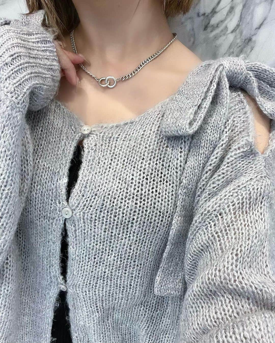 エリンコのインスタグラム：「⛓️ . 最近お気に入りでつけてる シルバーネックレス♡ . リング重なってオシャレ⛓️ @aletta_jewelry_official  . 寒色系のコーデの時にピッタリ🐰 . #アクセサリー #シルバー #シルバーアクセサリー #ネックレス」