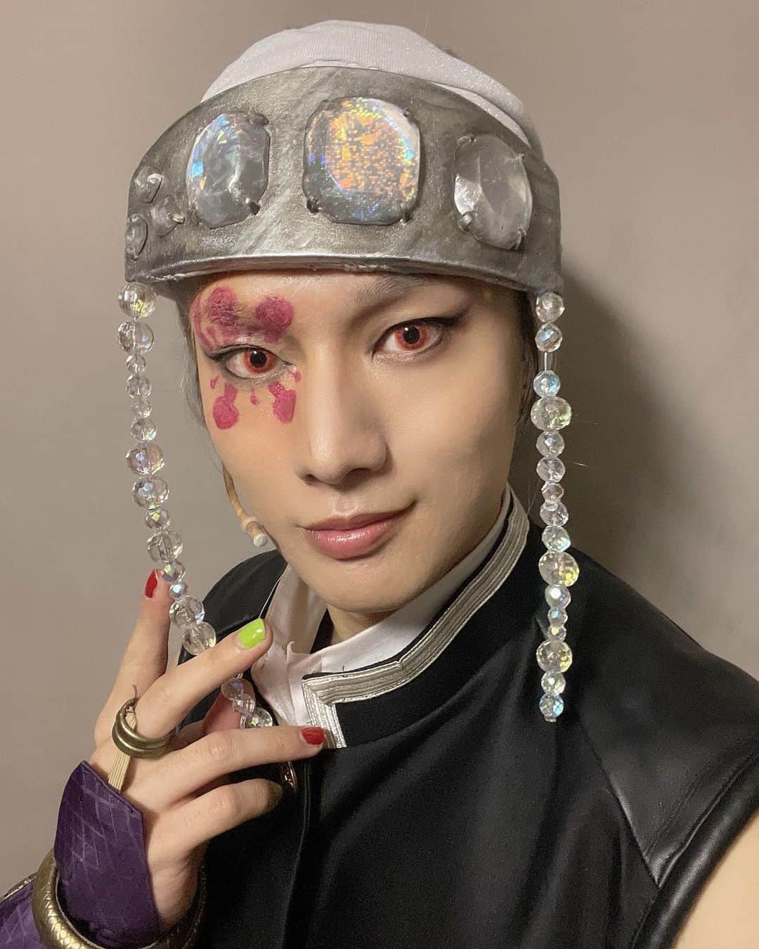 辻凌志朗のインスタグラム：「連日、 #舞台鬼滅の刃　 大阪公演、ご来場誠にありがとうございます。  毎公演、命を削る思いで舞台上を楽しんでます。  これからもド派手に参りますので、引き続き応援の程宜しくお願い致します💎✨」