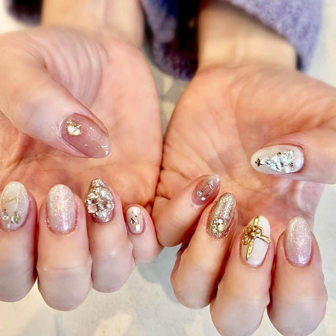 mariomi324さんのインスタグラム写真 - (mariomi324Instagram)「NEW💅💕 Christmas🎄🎅🏻🎁☃️  @yucari___nail  ⭐︎ 今日のmusicもゆかりとカラオケで必ず歌って踊ってた超絶懐メロ！！！w トランス大好き😂 ✳︎ ✳︎ ✳︎ ✳︎ #クリスマスネイル #ネイル #ネイルデザイン #ネイルアート #トレンドネイル #大人ネイル #冬ネイル #ジェルネイル #ミラーネイル #ニュアンスネイル #キラキラネイル #ネイル画像  #大人カジュアル #ママファッション #ママネイル #冬ファッション #手元くら部 #手元倶楽部  #nails #nail #nailart #naildesign #nailstagram #igfashion」11月17日 15時32分 - mario_ym324