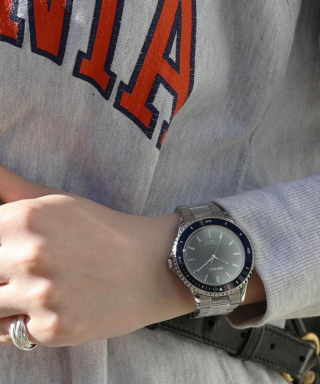 HIROBさんのインスタグラム写真 - (HIROBInstagram)「11.23 通常販売開始  AP STUDIO × HIROB Exclusive Watch  目指したのは女性が身に着けつけられるビッグブレスウォッチ 都会的なデザインでジェンダーレスに楽しめる腕時計です  人気モデルが待望の通常販売開始です！ 詳細はHIROB各店へお問い合わせください  11.23 Start no.22130890003330 ¥55,000-  #hirob  #baycrews  #seiko  #apstudio #ヒロブ  #ベイクルーズ  #セイコー  #エーピーストゥディオ  @baycrews  @apstudio.jp」11月17日 15時43分 - hirob.jp