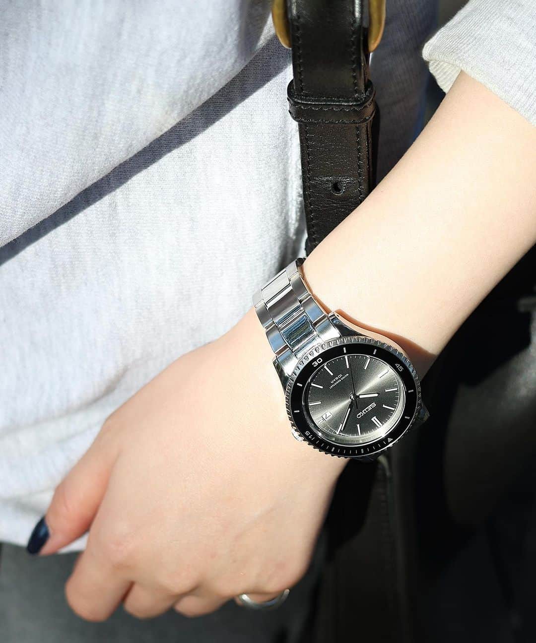 HIROBさんのインスタグラム写真 - (HIROBInstagram)「11.23 通常販売開始  AP STUDIO × HIROB Exclusive Watch  目指したのは女性が身に着けつけられるビッグブレスウォッチ 都会的なデザインでジェンダーレスに楽しめる腕時計です  人気モデルが待望の通常販売開始です！ 詳細はHIROB各店へお問い合わせください  11.23 Start no.22130890003330 ¥55,000-  #hirob  #baycrews  #seiko  #apstudio #ヒロブ  #ベイクルーズ  #セイコー  #エーピーストゥディオ  @baycrews @apstudio」11月17日 15時37分 - hirob.jp