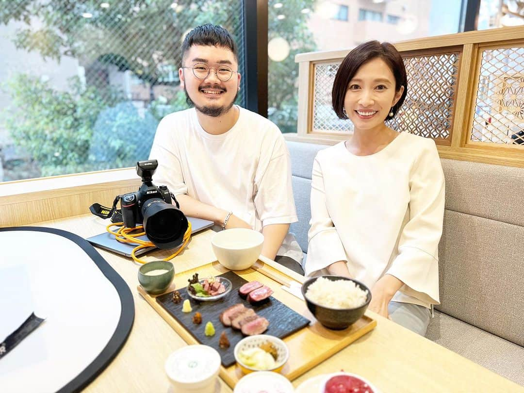 亀井京子（林京子）さんのインスタグラム写真 - (亀井京子（林京子）Instagram)「撮影してくださった敏腕カメラマンさん　@yuki.ishihara_ 📷  実物以上に撮影してくださいます🤣  アナウンサー試験の屋外スナップから証明写真、物撮りまで🫶  撮影希望の方は是非DMしてみてください🫶  ちなみに。 40代〜の世代がよく知る芸人さんのネタをご存知だったから　私たち同世代ですよね？と聞いたら  まさかの20代で🤣  こうやってツーショットみたら 肌艶から全ての作りまで若いわ🤣🤣🤣  失礼しました🤣  @gyutan_keyaki  @yuki.ishihara_」11月17日 15時41分 - kyokokameiofficial