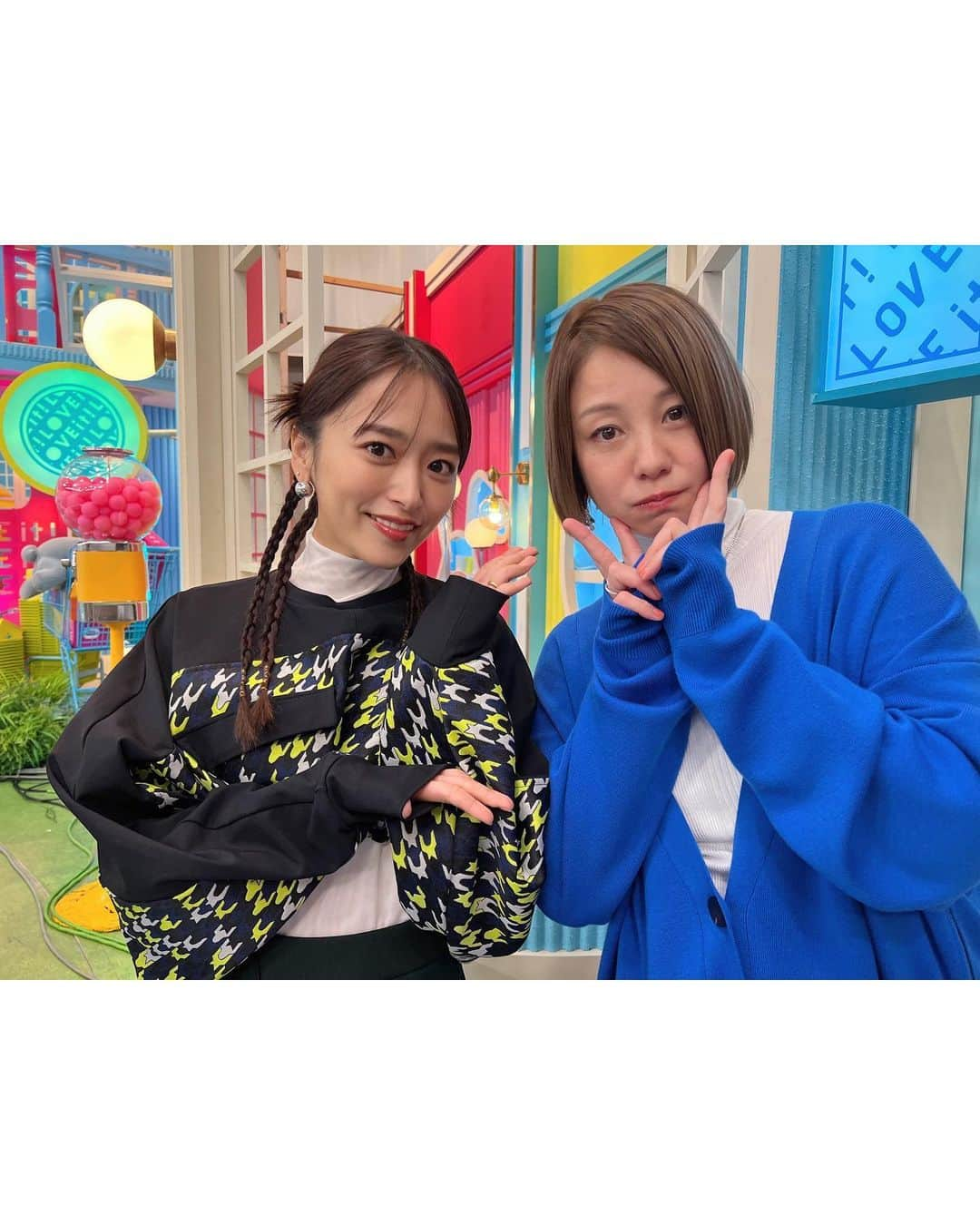 近藤千尋のインスタグラム：「今日もありがとうございました😍💕  田中美保さんにも会えて幸せな朝🥹🫶 青春時代の自分に教えてあげたい‼️笑 一緒にお写真撮れたよーーーって✨笑  朝から今日もたくさん笑ったなぁ…🩷 見逃した方は是非TVerで📺✨  all @un3d_official pierce @stellarhollywood  今日も素敵な衣装さんとヘアメイクさんに感謝🫂❤️ @hazamatakayuki  @df4810  tbsでみつけたオシャレな場所で写真撮りました🥹🫶  #近藤千尋衣装」