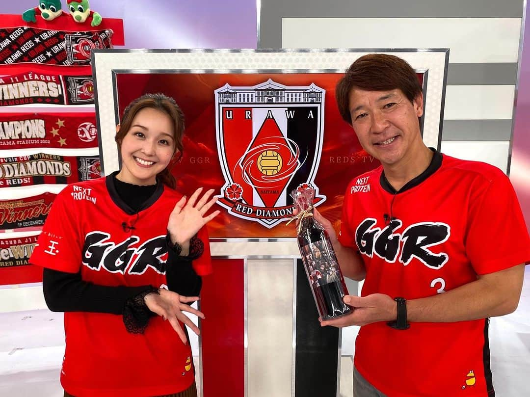 水内猛のインスタグラム：「テレ玉GGRは夜11時から❗️ヴィッセル神戸戦のハイライト、三菱重工浦和レッズレディース伊藤美紀選手のロングインタビューお送りまします🫡明後日誕生日になるからって、スタッフさんからワインいただきました🍷ありがとうございます😊立派な51歳になれるよう頑張ります💪 #テレ玉 #GGR #笹井千織 #浦和レッズ #三菱重工浦和レッズレディース」