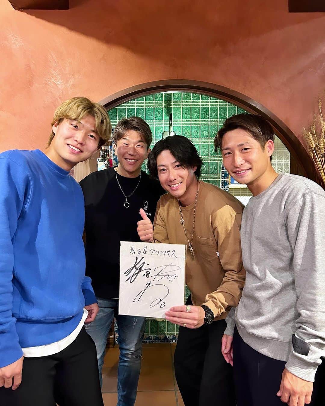 伊藤準規のインスタグラム：「⚡︎  最高にカッコいい３人とご一緒しました⚽️🔥 和泉選手誕生日おめでとうございます✨ 残り２試合頑張ってください！！ 次は忘年会で✨  @nagaigg_11  @izuryu1106  @haruya.fujii   #名古屋グランパス #中日ドラゴンズ」