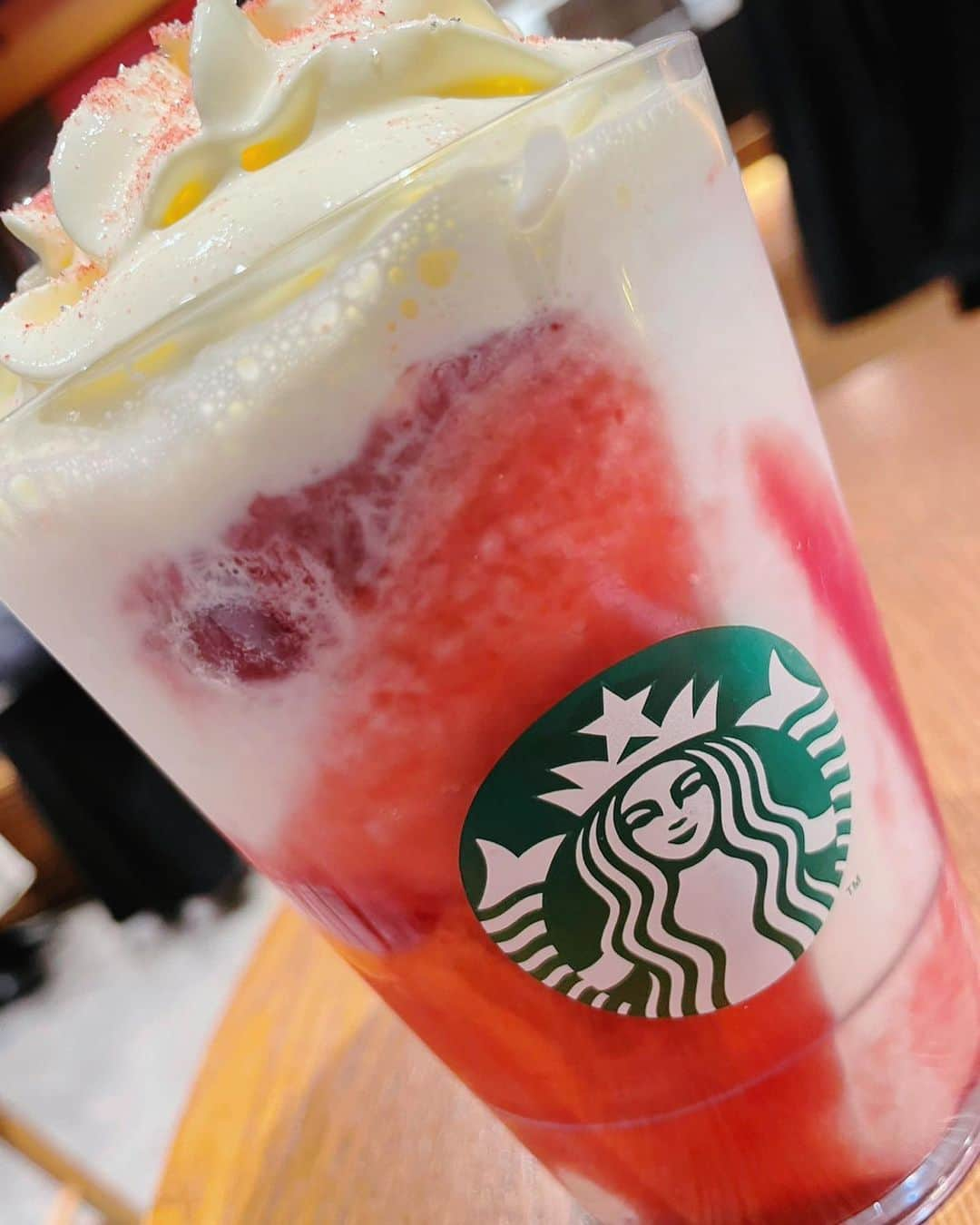 堀内まり菜のインスタグラム：「【堀内まり菜です🍓】  ストロベリーメリークリームフラペチーノを飲んだよ🍓  冬ならではの、ほくほくしたホリデー感って 飲んだらこういう味なのか！となりました🌲 美味しかった菜〜 みんなは飲んだ？  #堀内まり菜 #marinahoriuchi  #まり菜の日常」