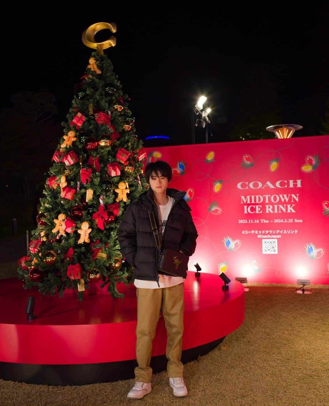 Fashionsnap.comさんのインスタグラム写真 - (Fashionsnap.comInstagram)「【イベント】「コーチ」が、東京ミッドタウンとコラボレーションしたアイススケートリンク「COACH MIDTOWN ICE RINK」を東京ミッドタウン 芝生広場にオープン。⁠ ⁠ フォトジェニックなオリジナルツリーやイルミネーションをはじめとした、コーチのホリデーシーズンならではの世界観が感じられる華やかな空間を演出。オープニングには俳優の鈴鹿央士さんと桜田ひよりさんが来場し、屋外スケートとイルミネーションを楽しみました。⁠ ⁠ 記事全文は @fashionsnapcom プロフィールリンクから🔗⁠ ⁠ ■COACH MIDTOWN ICE RINK⁠ 期間：2023年11月16日（木）〜2024年2月25日（日）⁠ ※2024年1月1日（月・祝）は休館日のためクローズ⁠ 所在地：東京都港区赤坂9丁目7-1 東京ミッドタウン 芝生広場⁠ 営業時間：11:00～21:00 （20:00最終入場）⁠ 滑走料：有料⁠ ⁠ @Coach @coach_japan @ouji.suzuka.official @hiyori_sakurada_official⁠ ⁠ #Coach #コーチ #コーチミッドタウンアイスリンク #CoachJapan #CoachHoliday #東京ミッドタウン #クリスマス #鈴鹿央士 #桜田ひより #イベント_fs #PR」11月17日 16時01分 - fashionsnapcom