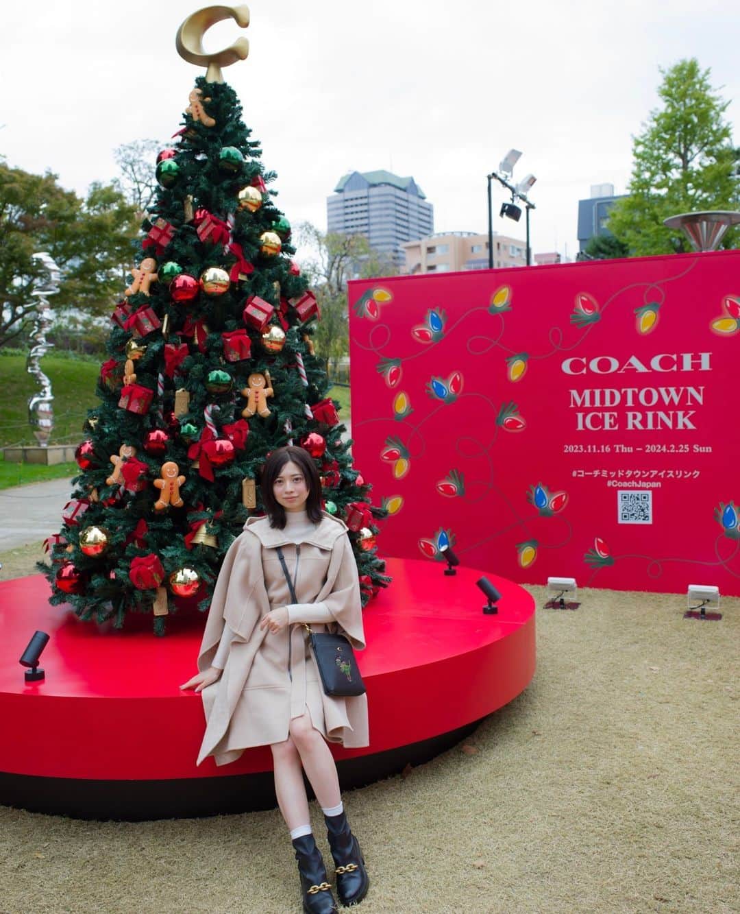 Fashionsnap.comさんのインスタグラム写真 - (Fashionsnap.comInstagram)「【イベント】「コーチ」が、東京ミッドタウンとコラボレーションしたアイススケートリンク「COACH MIDTOWN ICE RINK」を東京ミッドタウン 芝生広場にオープン。⁠ ⁠ フォトジェニックなオリジナルツリーやイルミネーションをはじめとした、コーチのホリデーシーズンならではの世界観が感じられる華やかな空間を演出。オープニングには俳優の鈴鹿央士さんと桜田ひよりさんが来場し、屋外スケートとイルミネーションを楽しみました。⁠ ⁠ 記事全文は @fashionsnapcom プロフィールリンクから🔗⁠ ⁠ ■COACH MIDTOWN ICE RINK⁠ 期間：2023年11月16日（木）〜2024年2月25日（日）⁠ ※2024年1月1日（月・祝）は休館日のためクローズ⁠ 所在地：東京都港区赤坂9丁目7-1 東京ミッドタウン 芝生広場⁠ 営業時間：11:00～21:00 （20:00最終入場）⁠ 滑走料：有料⁠ ⁠ @Coach @coach_japan @ouji.suzuka.official @hiyori_sakurada_official⁠ ⁠ #Coach #コーチ #コーチミッドタウンアイスリンク #CoachJapan #CoachHoliday #東京ミッドタウン #クリスマス #鈴鹿央士 #桜田ひより #イベント_fs #PR」11月17日 16時01分 - fashionsnapcom