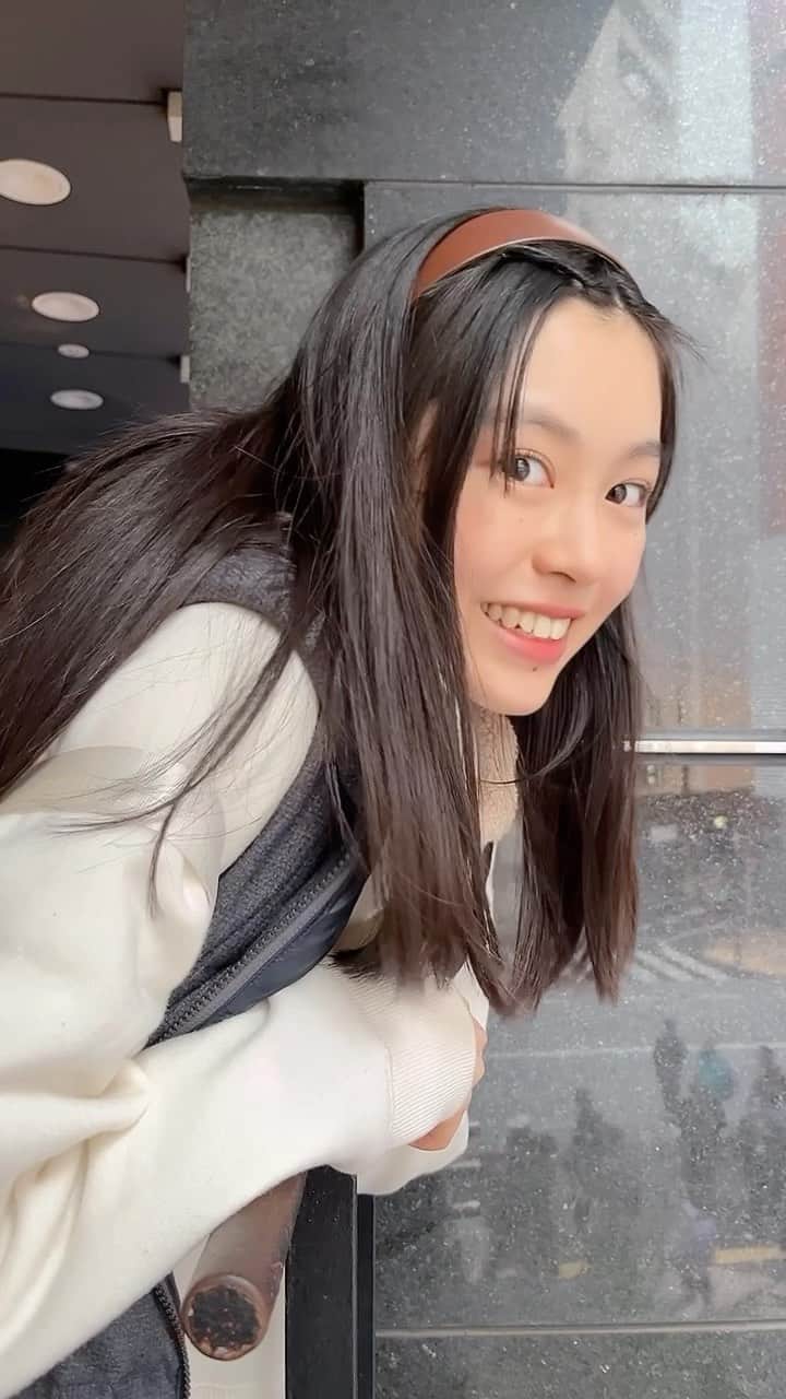武上陽奈のインスタグラム：「渋谷ってひろーい🤭✨️  ここはどこか分かりますかー？ 意外なところかも！👀  答えは一番下に！  #渋谷#Shibuya#楽しい#Happy#smile#笑顔#デコ出し#カチューシャ#パーカー#Japan#JapaneseGirl#16歳#16yearsold#スターダストプロモーション#スターダスト#JK#FJK#女子高生#武上陽奈  正解は、#Disneystore#ディズニーストア　でした！」