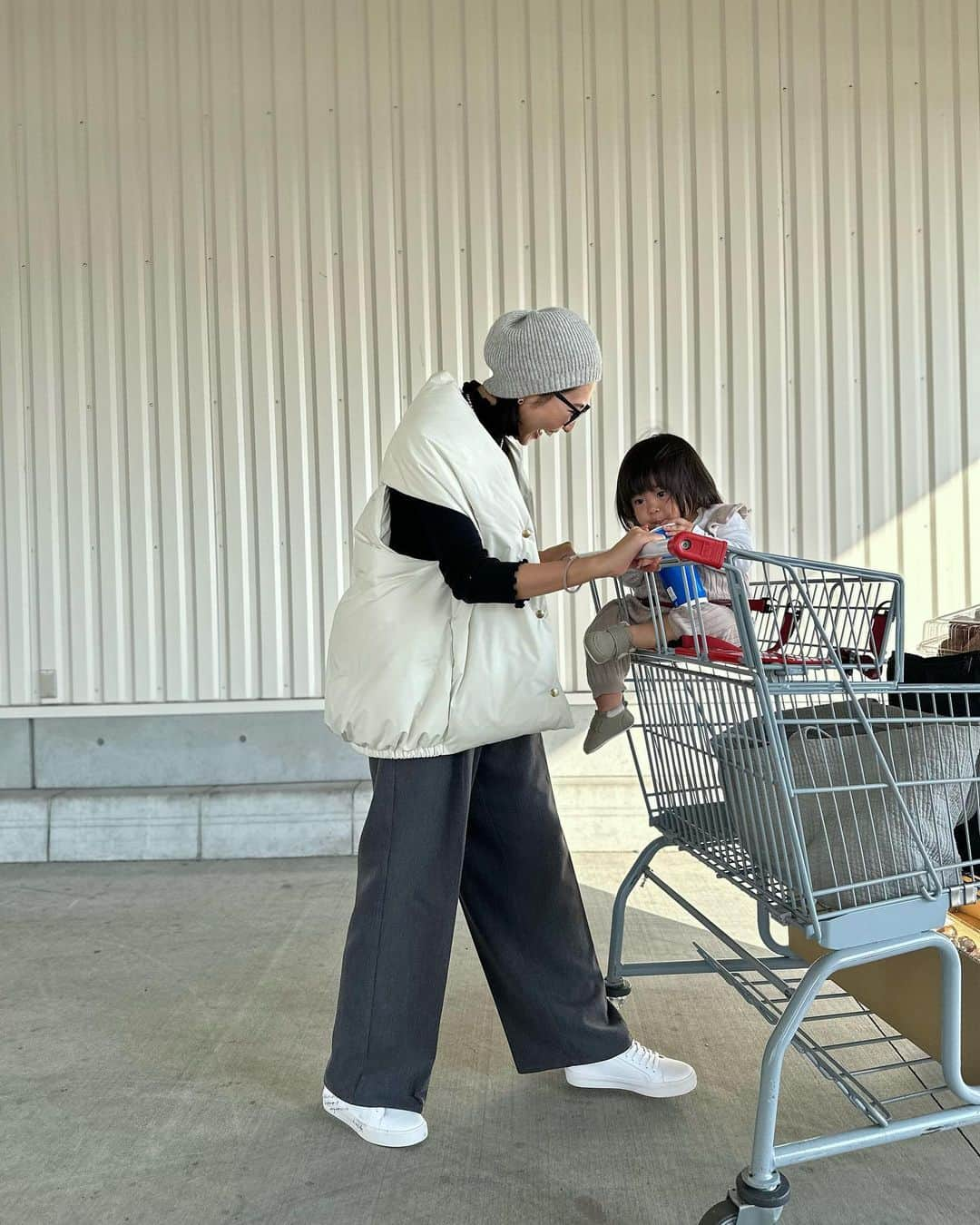 樹村あやののインスタグラム：「コストコへ。 何も入っていないドリンクを一生懸命吸っている  167センチ 🦺　@micaanddeal_official  🧶　@palm_innerwear ←カップ付きで快適 👖　@hellam_official  👟　@lucida_shoes  展示会でオーダーしたもの♡ 手書きのようなロゴがかわいい♡   #PR #Lucida #lucidashoes  #ルシーダ  #ルシーダシューズ #有楽町マルイ#30代ファッション#三姉妹#三姉妹ママ#ママコーディネート#3人育児#女の子ママ#ママファッション#3児のママ#3児ママ#育児#6歳#4歳#1歳7ヶ月#コストコ」