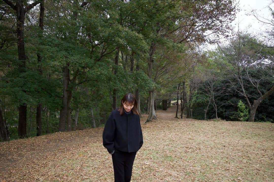 内山理名さんのインスタグラム写真 - (内山理名Instagram)「森林散策🥥　ひんやりと引き締まった空気が心地よい。 木々の香りが冬を感じました。  曇っていたけど、鳥の声や澄んだ空気に癒されました🌳」11月17日 16時02分 - rinauchiyama_official