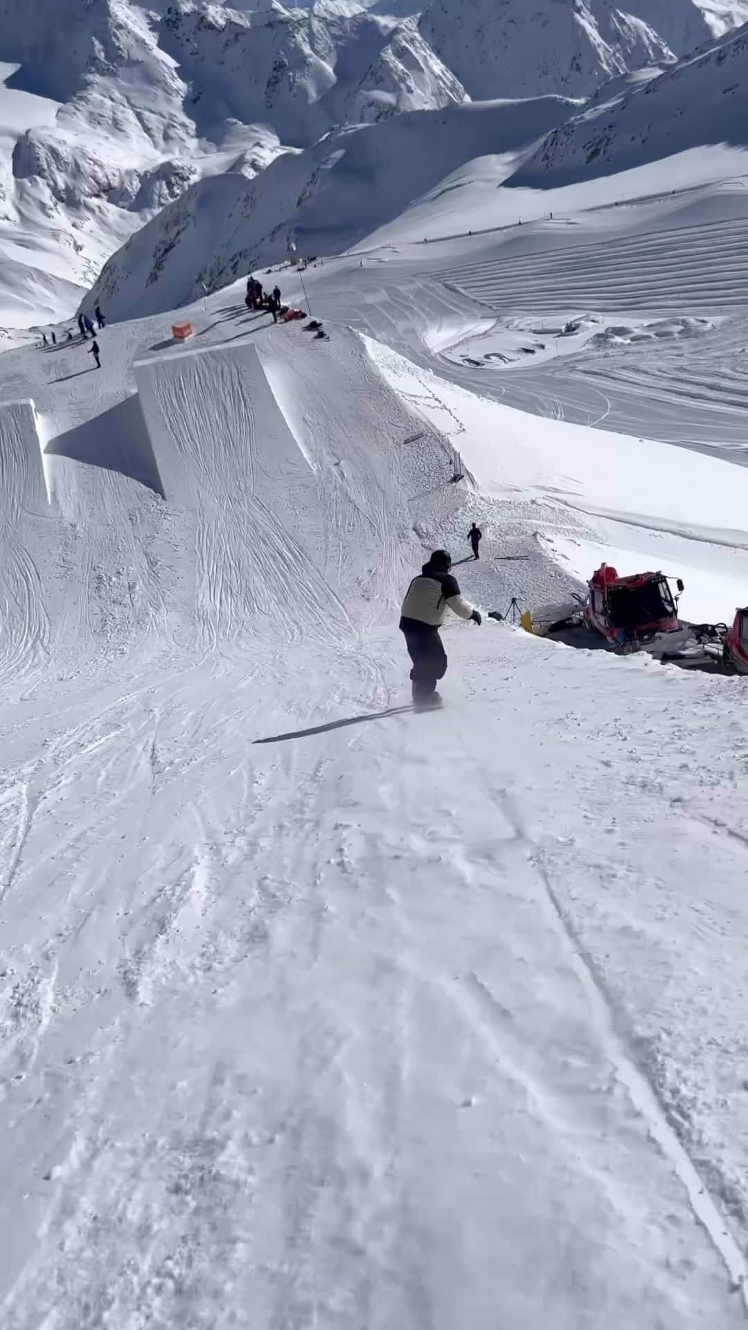 Burton Japanのインスタグラム：「5回転 1800°の世界 📹: @seanfitzsimons #Burton #Snowboarding」