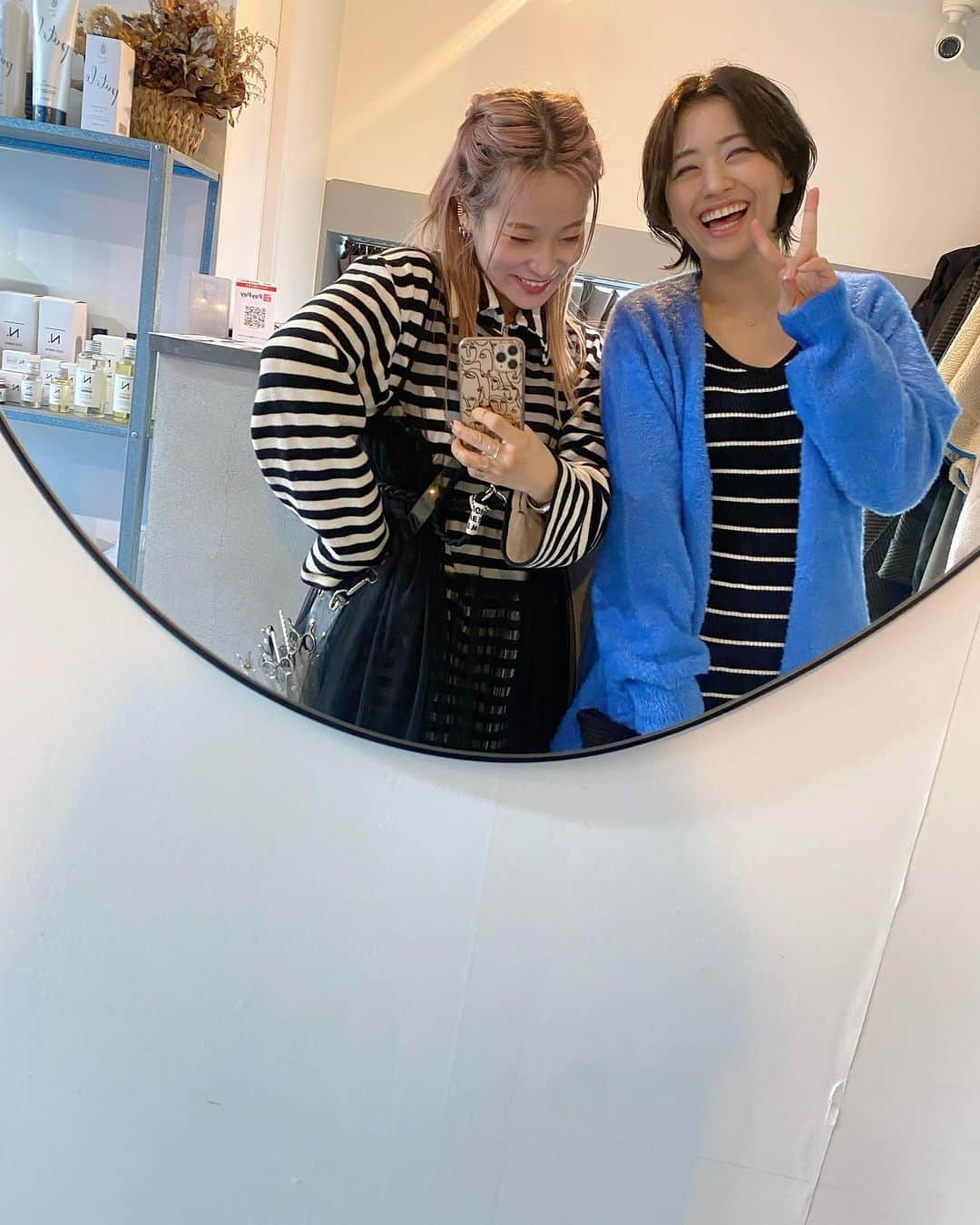 安枝瞳のインスタグラム：「. やっと美容室に…😆✨ ここ1年2年は髪色で遊んでましたが、今回は一旦リセット。 いい女👩って感じにしてください！っていう 毎度よくわからんオーダーで、いつも素敵にしてくださり ありがとうございます❤️ @kikoeru_misato  . ここ数日自分磨きを頑張っていたのですが、 気付いてもらえて嬉しかったです！！ 調子乗って今夜食べ過ぎないようにします🫡✨笑 #いい女の条件ってみんな違うよね　 #ヴィダルサスーンのCMみたいな髪の毛とも言った #よく考えたら古いよな… #まいっか」
