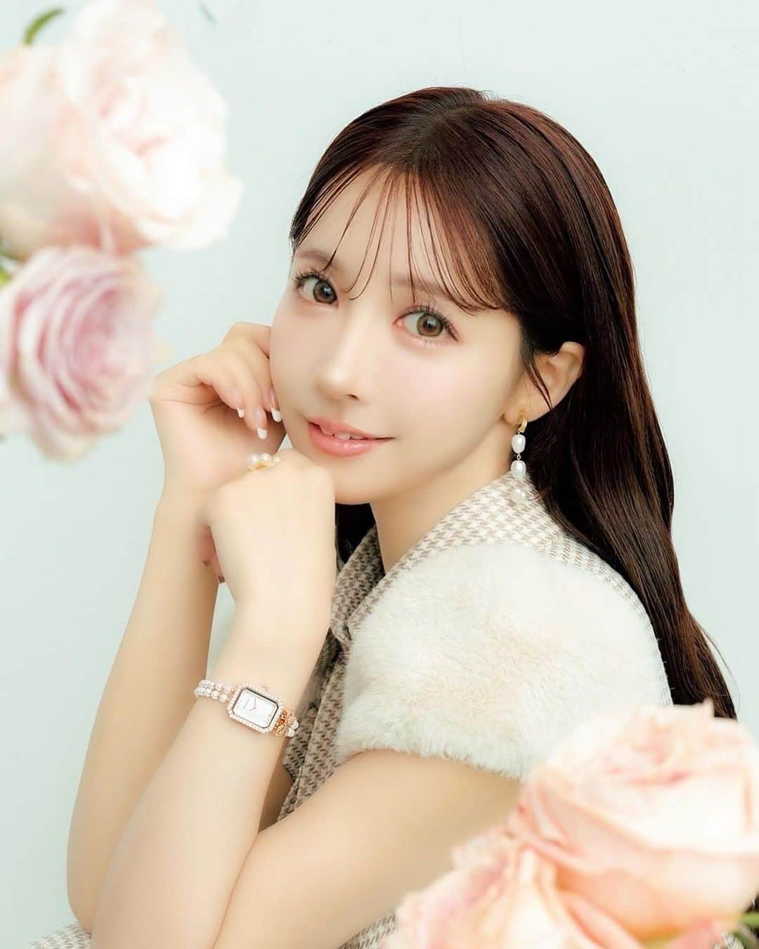 のインスタグラム：「ᴍɪsᴛʀᴇᴀss×ᴘᴇᴄʜᴇᴘᴇʀʟᴇ×美人百花  トリプルコラボウォッチ⌚︎🤍  今年の春くらいから動き始めてたプロジェクト💫 やっと発表できて嬉しいです🥹  とっても可愛い腕時計が完成しました！！ 普段時計をつけない方にも つけていただきたいという思いも込めて アクセサリー感覚でつけれる デザインにこだわりました🤍  ピンクゴールドとシルバーの ２色展開になります🌙  🤍イベント情報🤍  コラボ商品の発売を記念して、 以下の3つの取り扱い店舗にて コラボ時計を購入してくれた方の中から抽選で 100名様にプロデューサー三上悠亜の クリスマスイベントにご招待いたします🎄  日にちは12月10日東京にて開催します。 この機会をお見逃しなく🪽  MISTREASSの冬の展示会でもコラボウォッチの 発売＋イベント抽選券も配布することが決定しました🕯️  【取扱店舗】 ・TORQUE新宿ルミネエスト店 ・TiCTAC名古屋タカシマヤゲートタワーモール店 ・junks ルクア大阪店  さらに詳しい情報は @pecheperle の 公式サイトにてチェックしてね❄️」