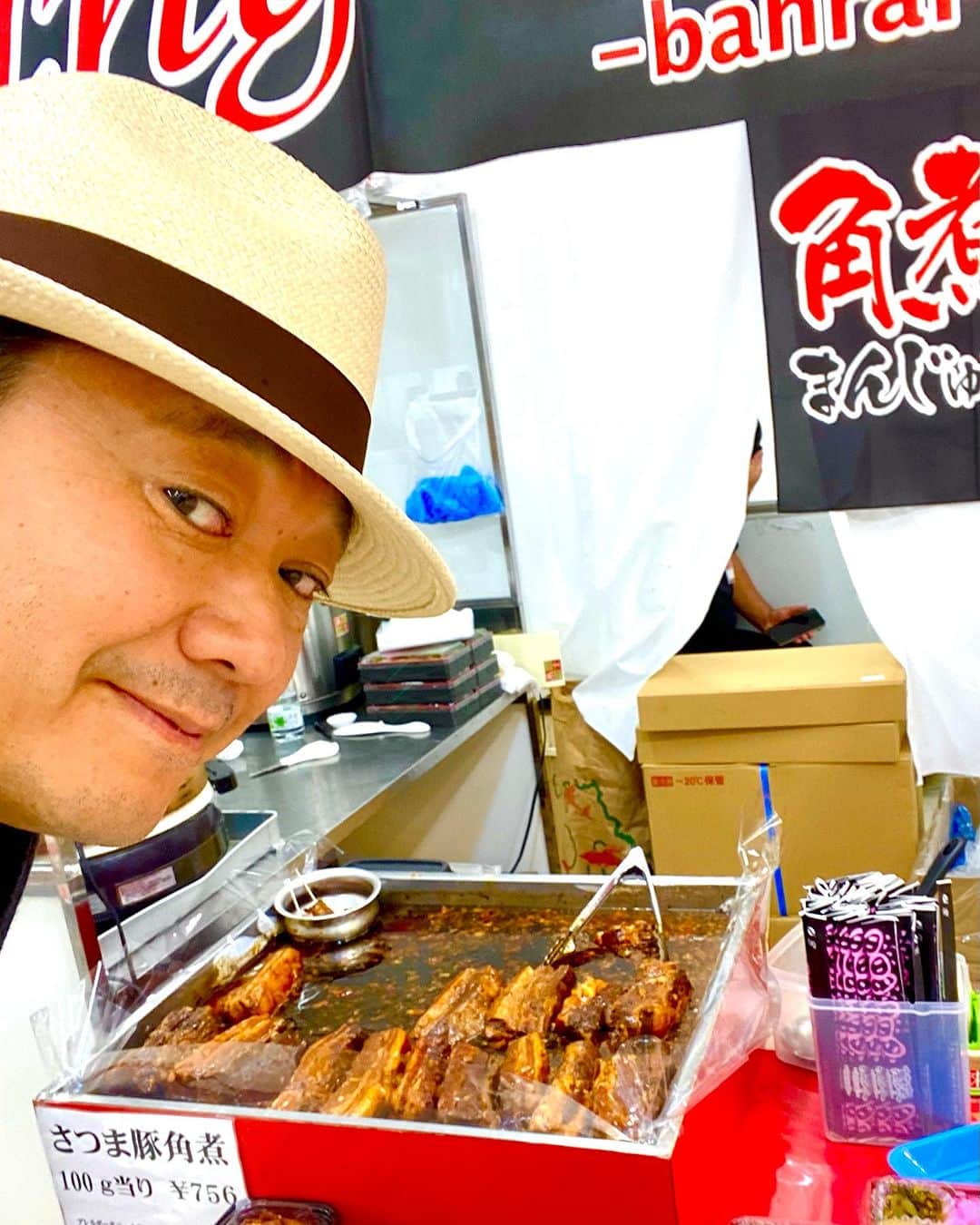 鎧塚俊彦さんのインスタグラム写真 - (鎧塚俊彦Instagram)「池袋で開催されています「ニッポン全国物産展」。 一夜城ヨロイヅカファームはたくさん焼菓子を持ってきたのですが15時に全て完売🤣❗️ お昼ご飯を抜いていたのでお腹はペコペコ。 この物産展は日本中から美味しい物が集まっていますので迷った挙げ句選んだのは鹿児島県豚角煮と沖縄県の二種類の泡盛シークワサー割り⤴️。 泡盛は炭酸とシークワサーで割るとほぼノンアルコールなので昼間からでも大丈夫😅💦🎵（運転は絶対駄目！）。 今からお店に戻ります＼(^o^)／ #toshiyoroizuka #鎧塚俊彦　#トシヨロイヅカ　#ニッポン全国物産展　#豚角煮」11月17日 16時19分 - toshiyoroizuka