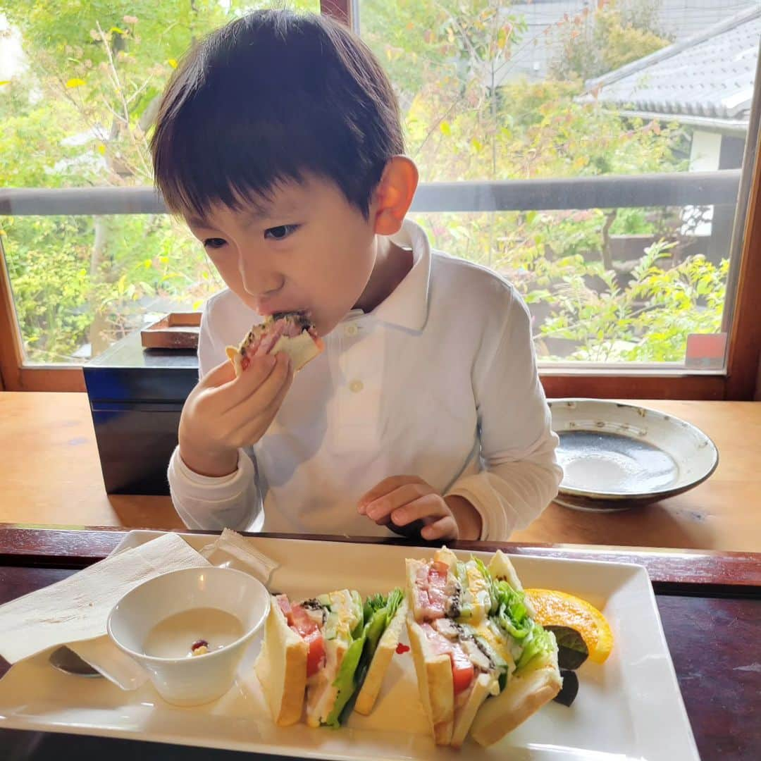 本仮屋リイナさんのインスタグラム写真 - (本仮屋リイナInstagram)「「長男の寝癖を撫で付けて直してたら、手前にもっとボサボサな人が立ってるよ」という写真を夫が撮ってくれました😂⁡ ⁡⁡ ⁡水曜日はみんな午前中に帰ってくるので、ランチへ☺️⁡ ⁡⁡ ⁡平日から家族そろって出掛けたら、時間の流れが穏やかに変化して、優雅な気持ちになれました🌿‬⁡ ⁡⁡ ⁡今週も無事駆け抜けて、ほ🍵⁡ ⁡⁡ ⁡みなさまおつかれさまです🍻⁡ ⁡⁡ #ニットがみどリイナ🟩」11月17日 16時27分 - riina_motokariya