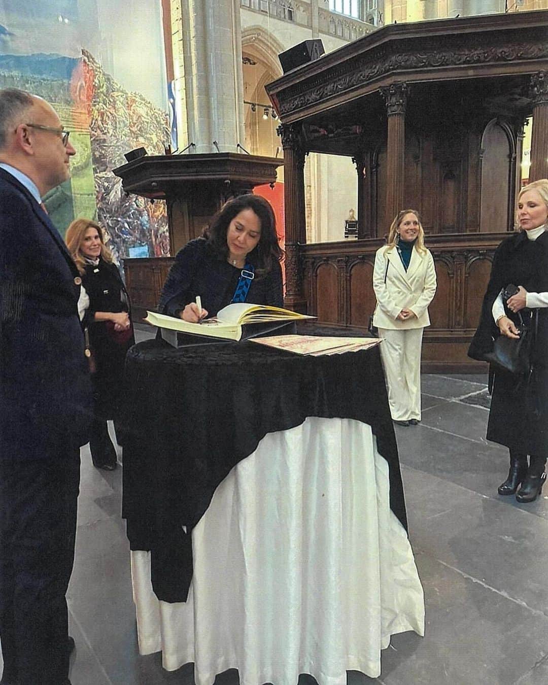 デヴィ・スカルノさんのインスタグラム写真 - (デヴィ・スカルノInstagram)「1945年8月17日、スカルノはオラ ンダから インドネシアの独立を宣 言し、初代大統領となりました。 それからほぼ 80 年が経った今、 オランダのDe Nieuwe Kerkで、 「インドネシア展」を開催してお ります。 娘のカリナが訪問し、今まで国王と 王妃しか署名したことのない ゲストブックに 署名いたしました。 カリナは、プリンセス・ヌシ・ズ フォステンバーグ、プリンセス  アンジェリカ・ド・アキノ、プリンセス エルヴィラ・グリマルディ、パメラ・ ピーターソン夫人、ジェネク・ドレスマン 夫人方に伴われての出席でした。 オランダの最大発行部数を誇る"テレグラフ“誌にも 当日の様子が掲載されました。 来年の４月３日まで開催されております。」11月17日 16時20分 - dewisukarnoofficial